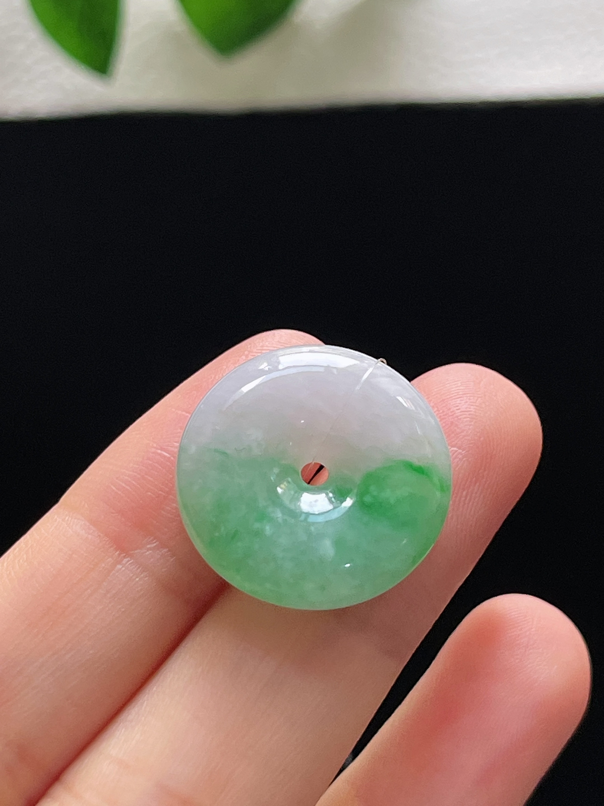 翡翠糯化种飘绿平安扣