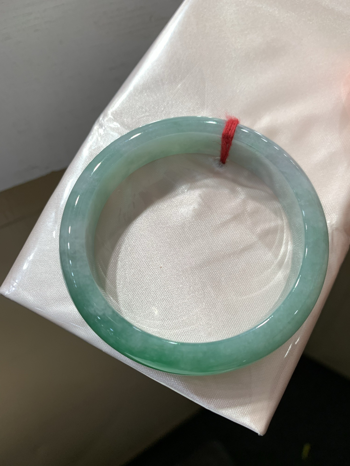 尺寸56/12.5/7.6，辣绿手镯
冰透水润细腻 清新甜美
