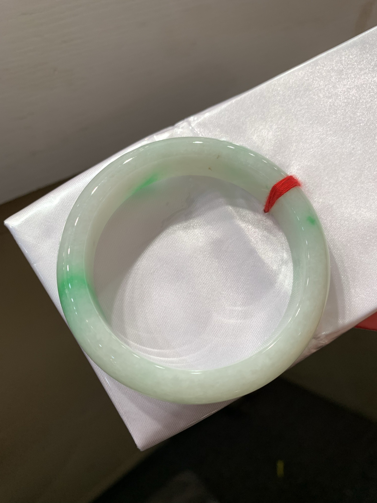 尺寸55.6/13.5/10.5，带色手镯
水润细腻 清新甜美