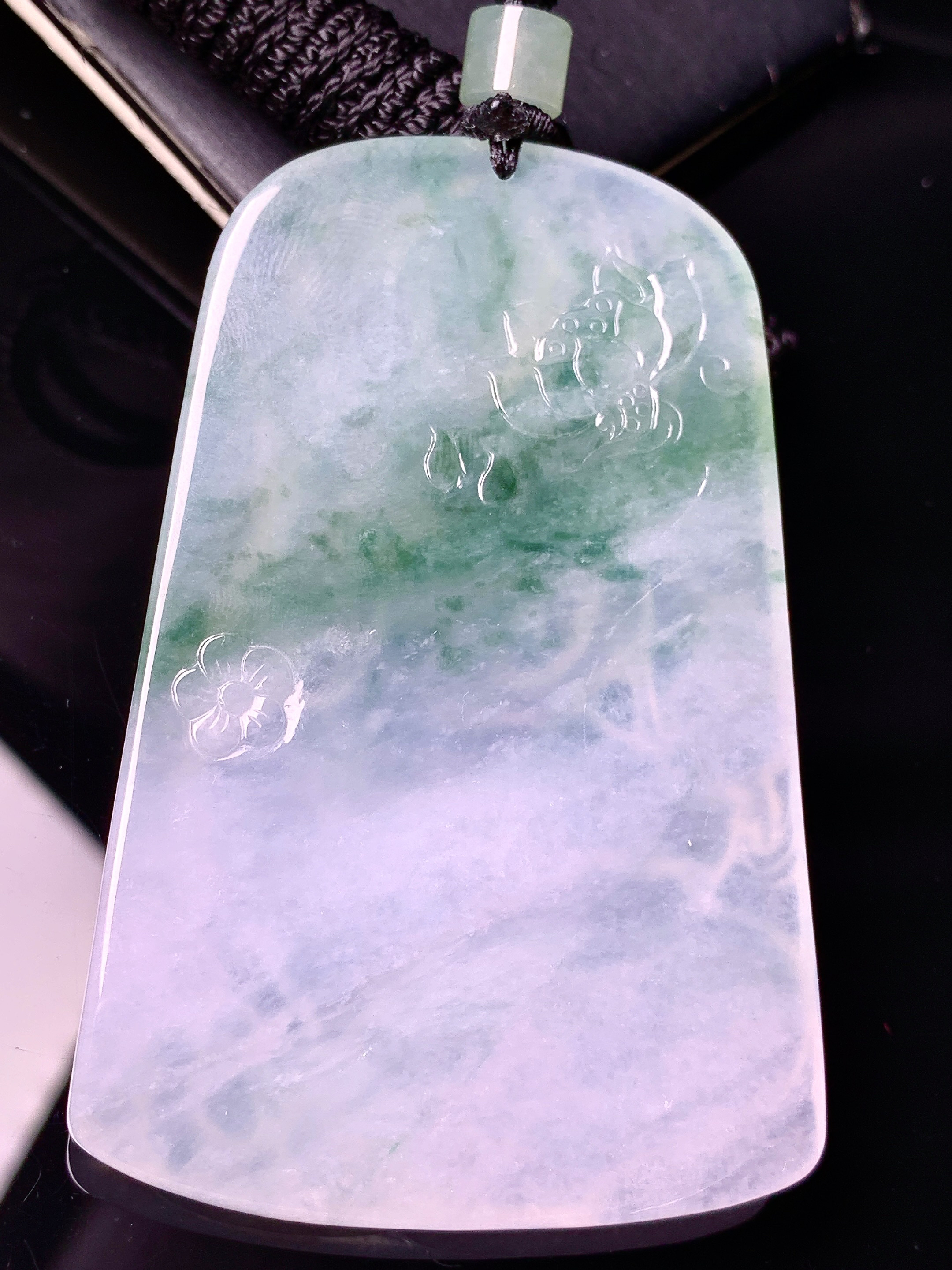 飘绿观音菩萨吊坠 玉质细腻 色泽艳丽清新 水润亮眼 整体尺寸70*45.3*6.3 L1
