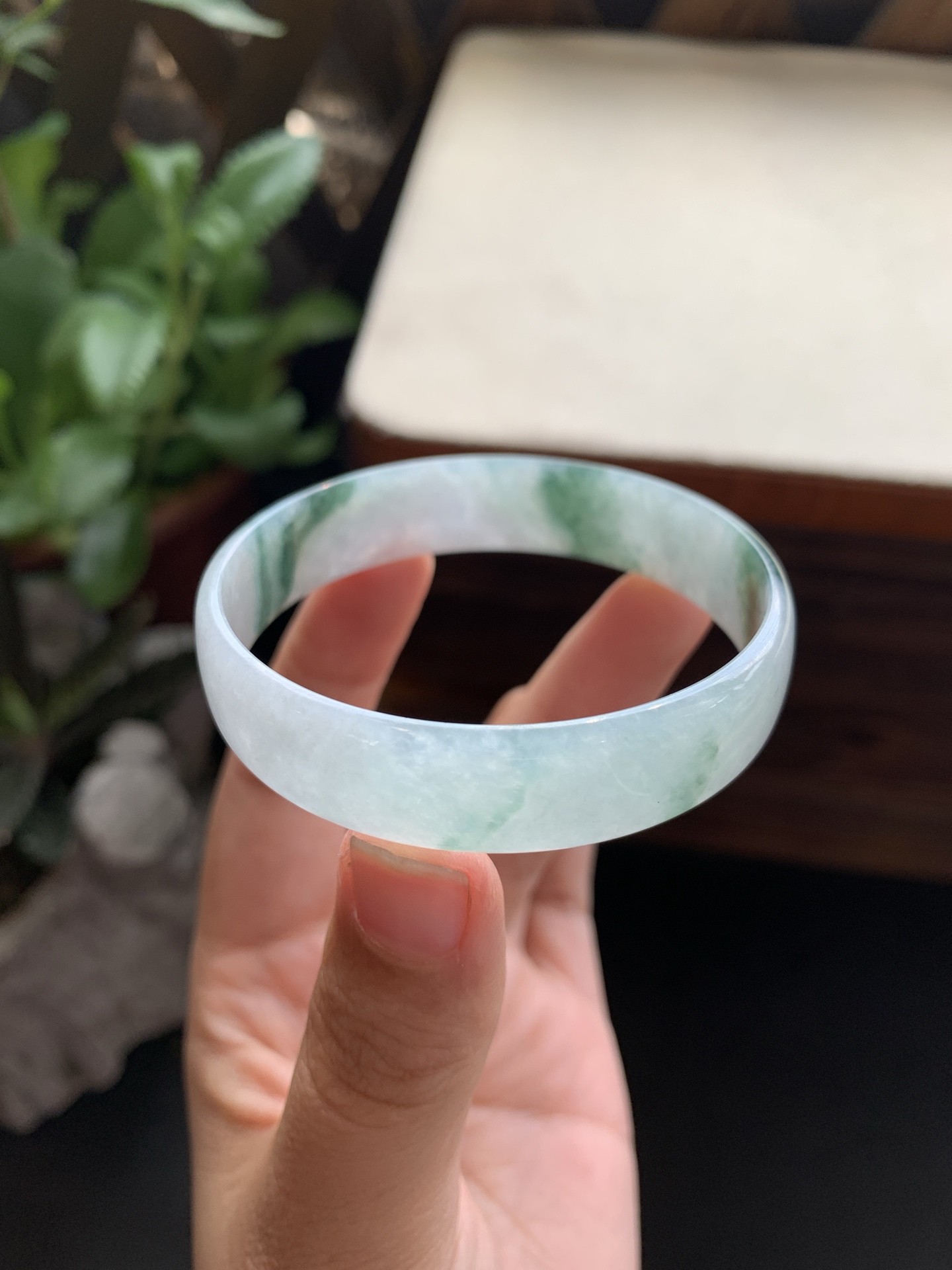 81，冰透飘花公主镯，圈口51.5-12-3.2，玉质冰透清爽，种水好，飘花灵动飘逸，推荐款，特别好看，性比高，无裂，包邮包证