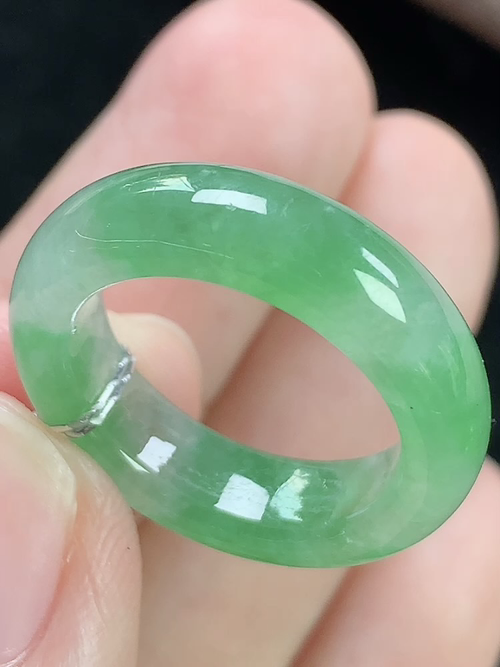 飘绿指环，无裂，尺寸16.4*5.7*3.8mm，11号手寸，S09tdy
