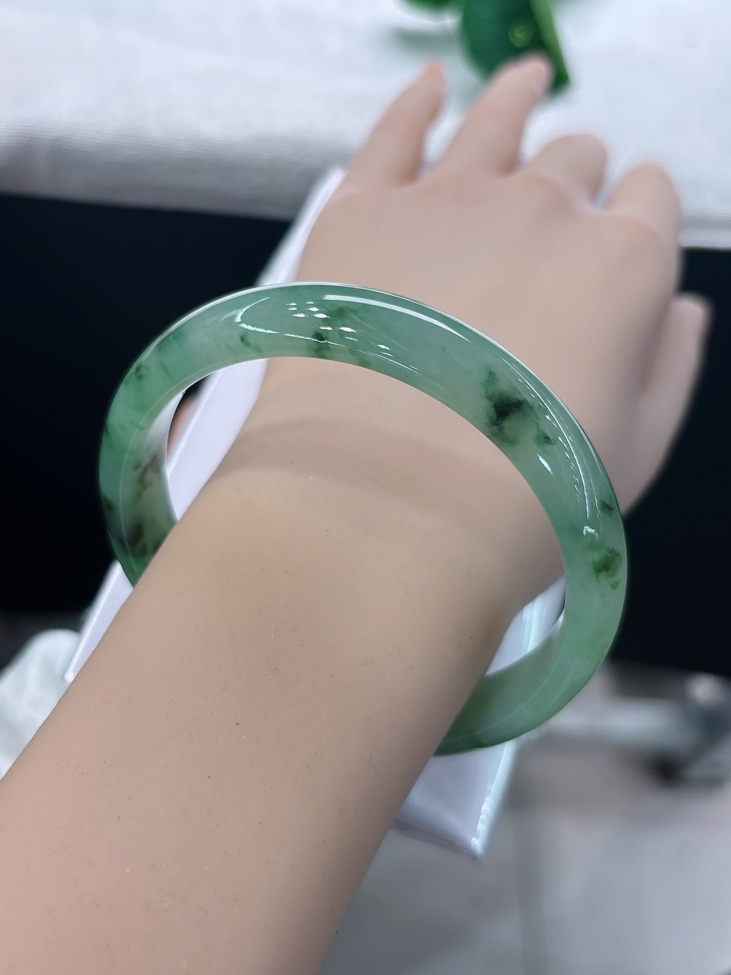 天然翡翠手镯，圈口62.3/12.5/7.8，正圈冰润飘花，墨绿飘花清逸灵动，自带诗意气韵，无裂