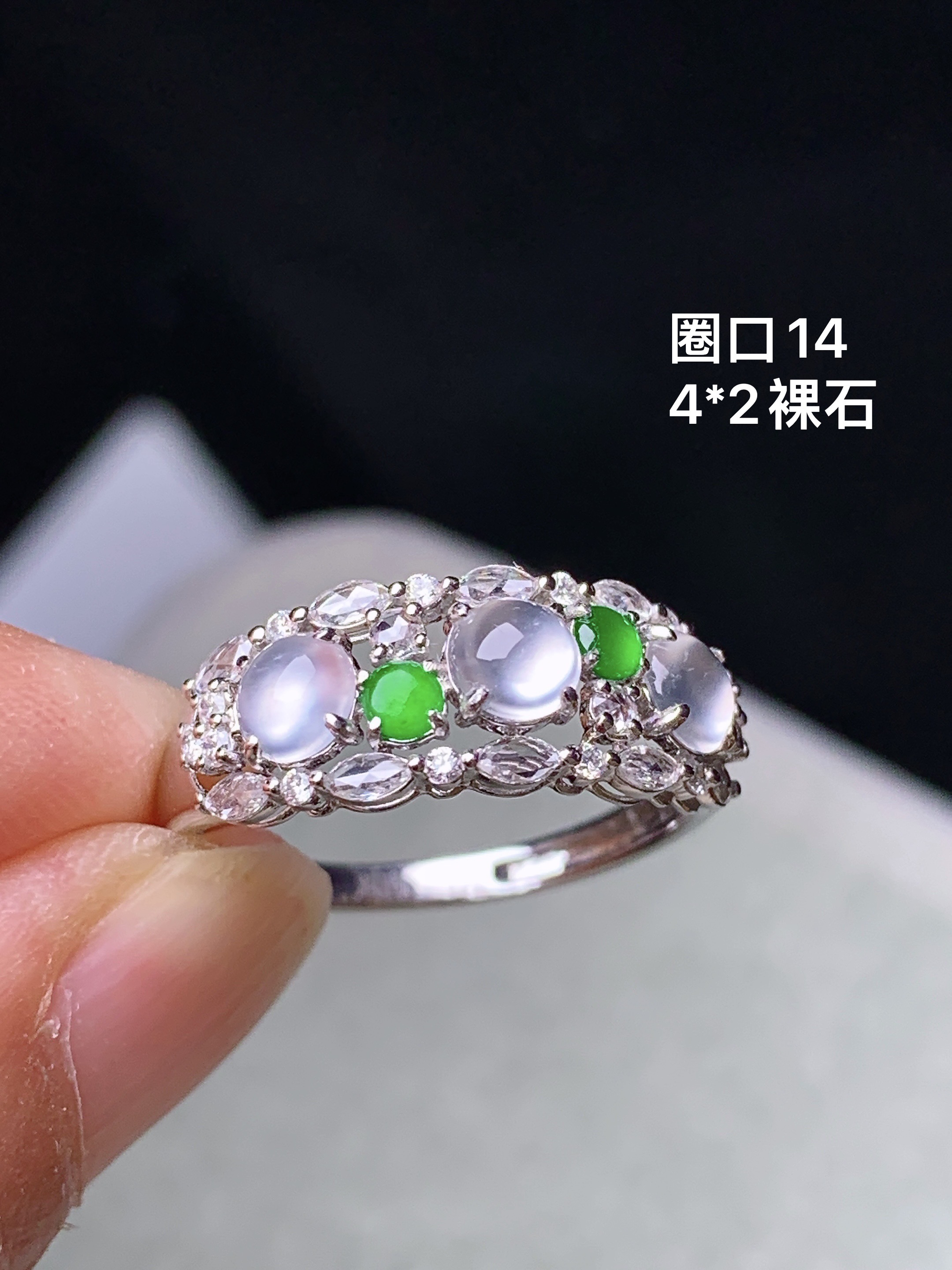18k金钻镶嵌冰种蛋面戒指 玉质细腻 色泽艳丽清新 水润亮眼 圈口14 裸石尺寸4*2 m7