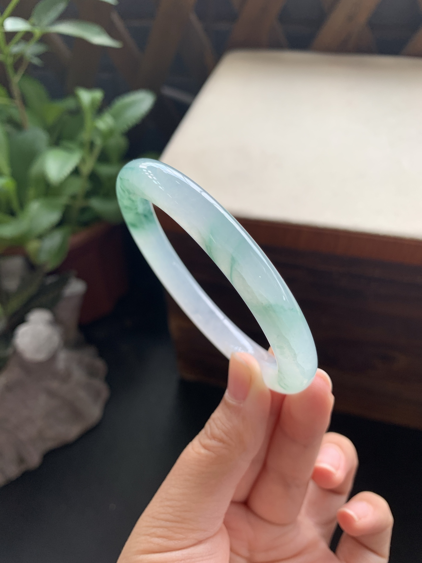 23，冰胶圆条飘花手镯，圈口：55-8.7-8.9，白云深处有人家，腕间藏着春意在，巨美，绿花灵动自然，金典圆条设计百搭耐看，光影之下，光泽自现，四季流转，谁带谁好看，小小皮纹微扣，性比超高，24小时鉴赏期，可退换
