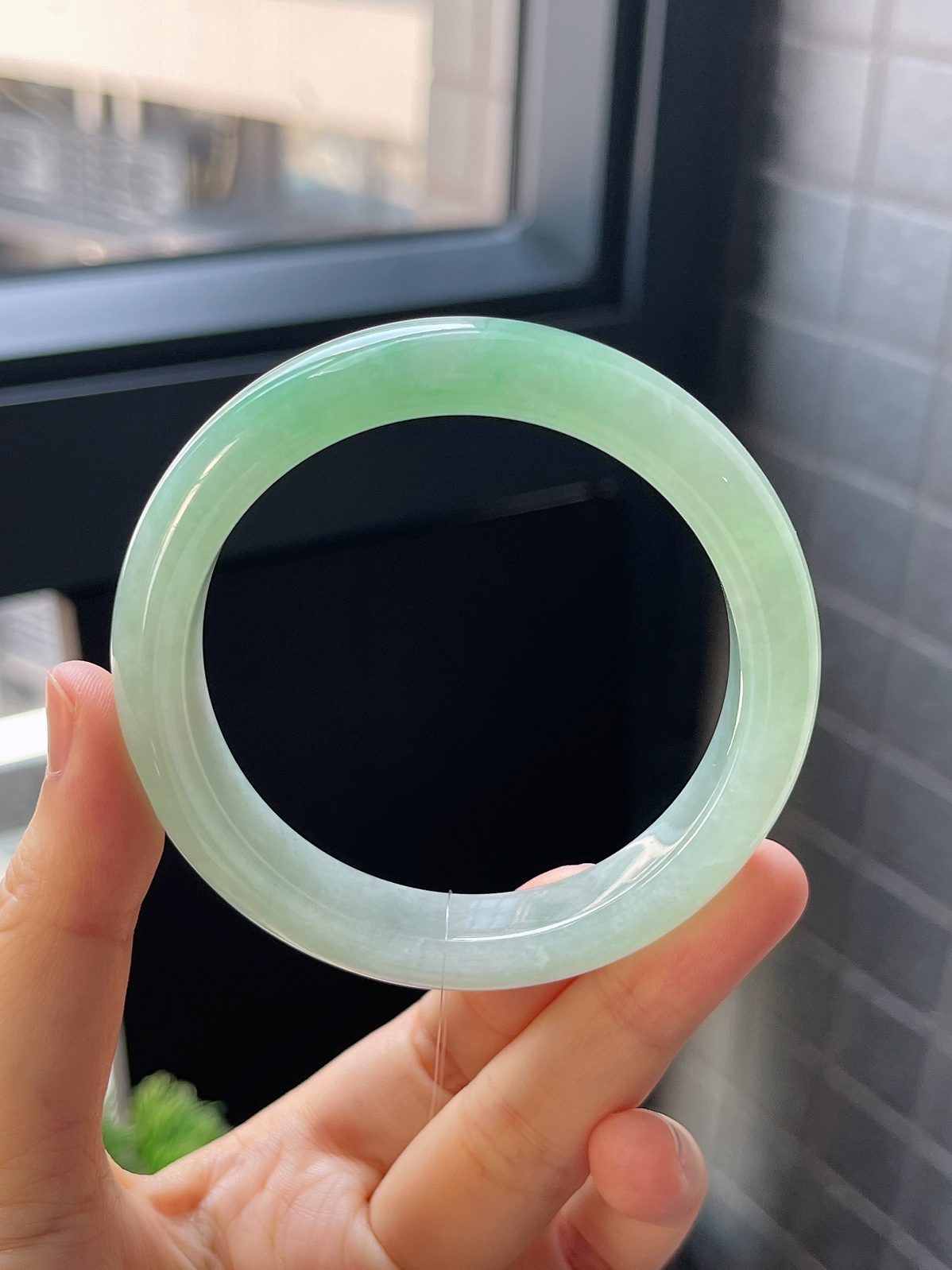 正圈55.8圈口，翡翠冰糯种飘绿手镯