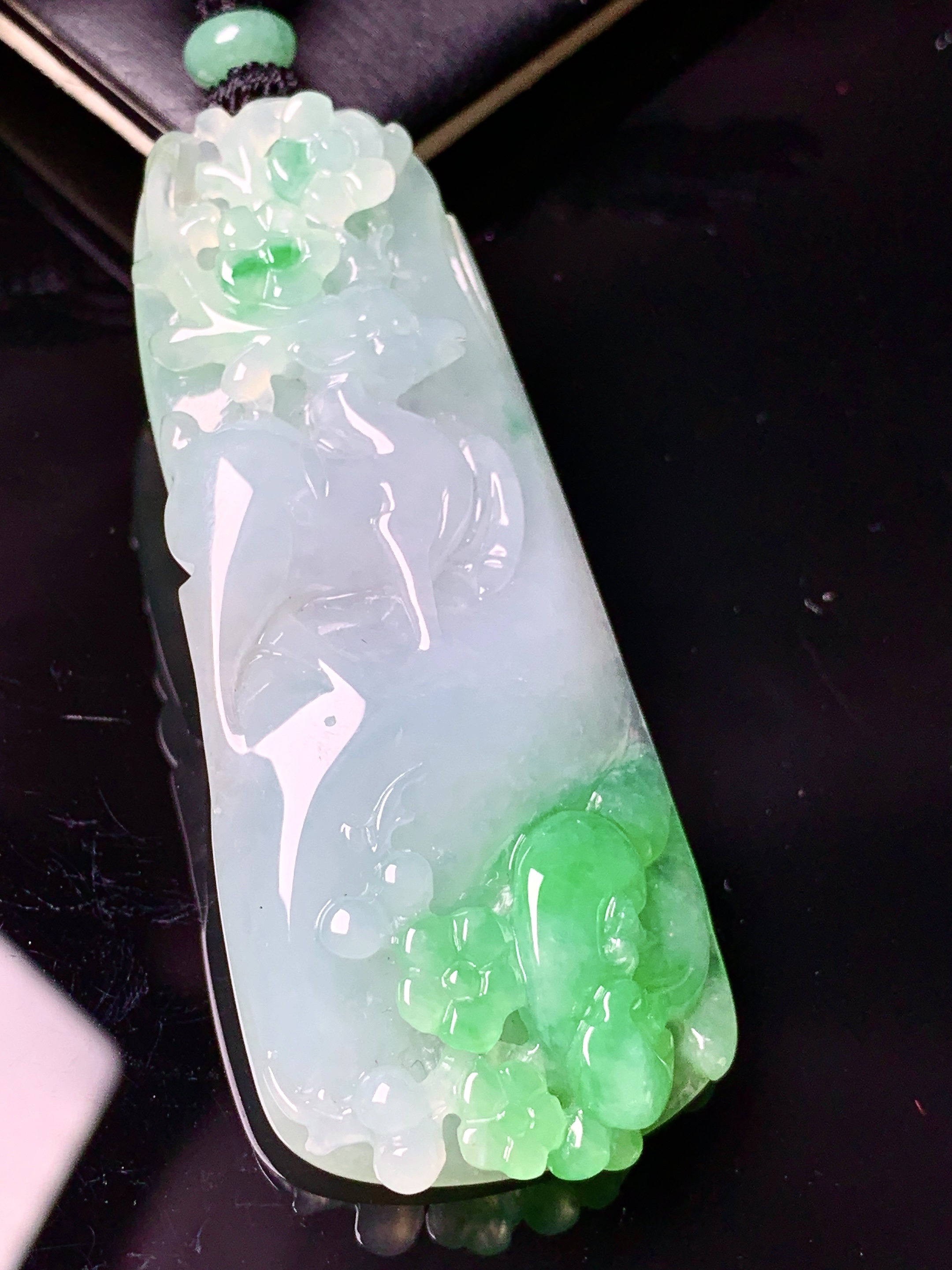 飘绿梅花鹿牌吊坠 玉质细腻 色泽艳丽清新 水润亮眼 整体尺寸60.5*25.2*8 L1