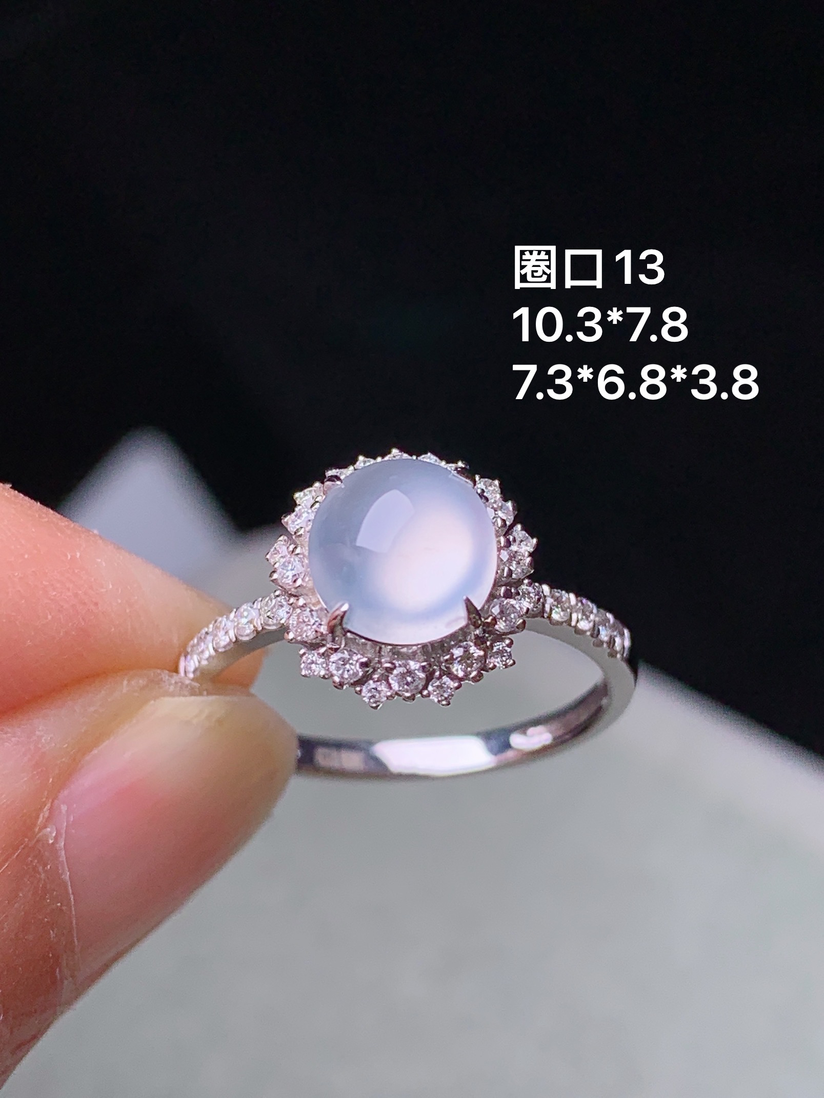 18k金钻镶嵌冰种蛋面戒指 玉质细腻 色泽艳丽清新 水润亮眼 圈口13 整体尺寸10.3*7.5 yz