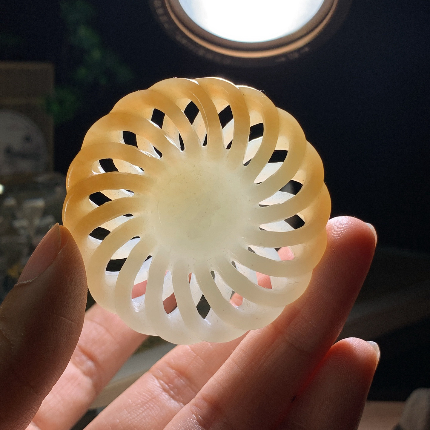 新疆且末糖时来运转挂件！尺寸51/8重28克 玉质细腻油润 底色纯净 脂粉好，品质好。lt2601008