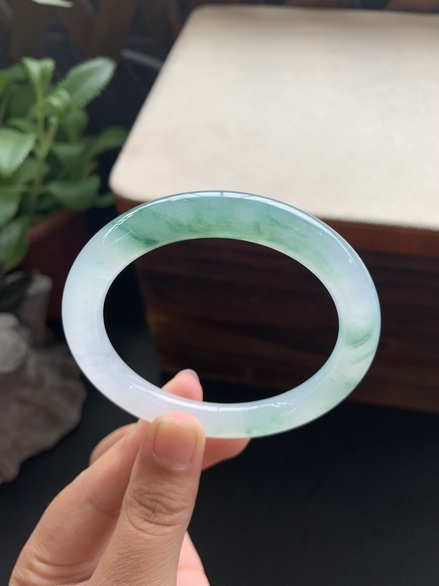 23，冰胶圆条飘花手镯，圈口：55-8.7-8.9，白云深处有人家，腕间藏着春意在，巨美，绿花灵动自然，金典圆条设计百搭耐看，光影之下，光泽自现，四季流转，谁带谁好看，小小皮纹微扣，性比超高，24小时鉴赏期，可退换