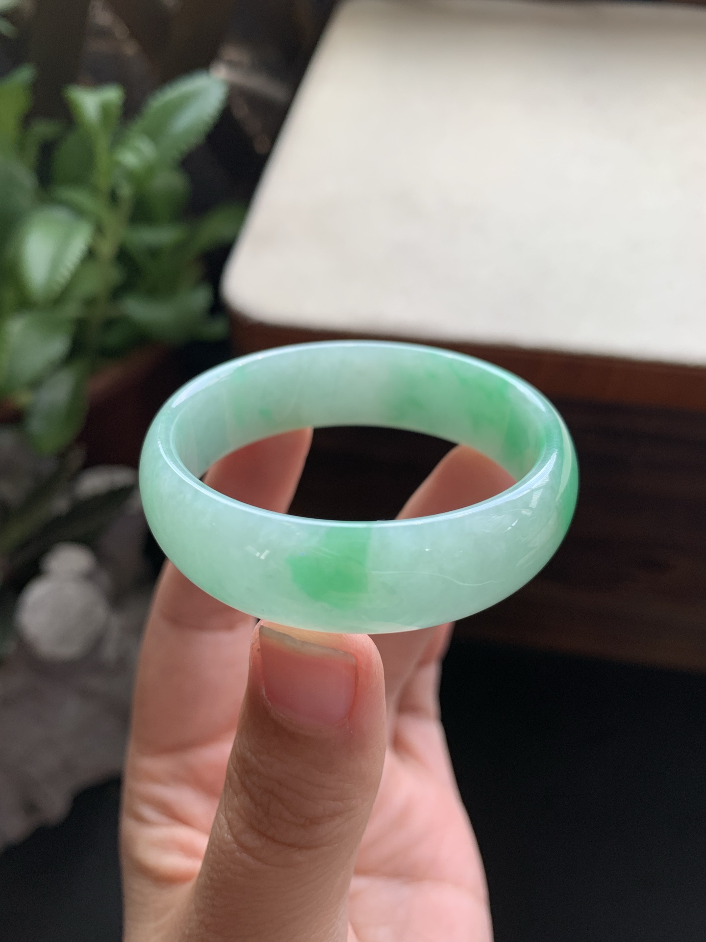 80，冰透细腻阳绿童镯，圈口42.2-13-5，胶润细糯化，冰冰透透的，种水好，颜色美，阳绿鲜艳夺目，吸睛至极，特别好看，性比高，无裂，包邮包证，不议