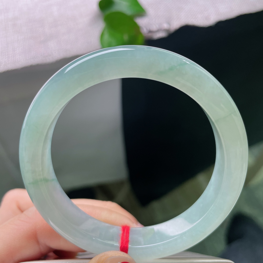 55.7/11.8/8.5，绿底正圈，无裂，种细水足纯色镯，干净素雅不挑穿搭。ss57658a