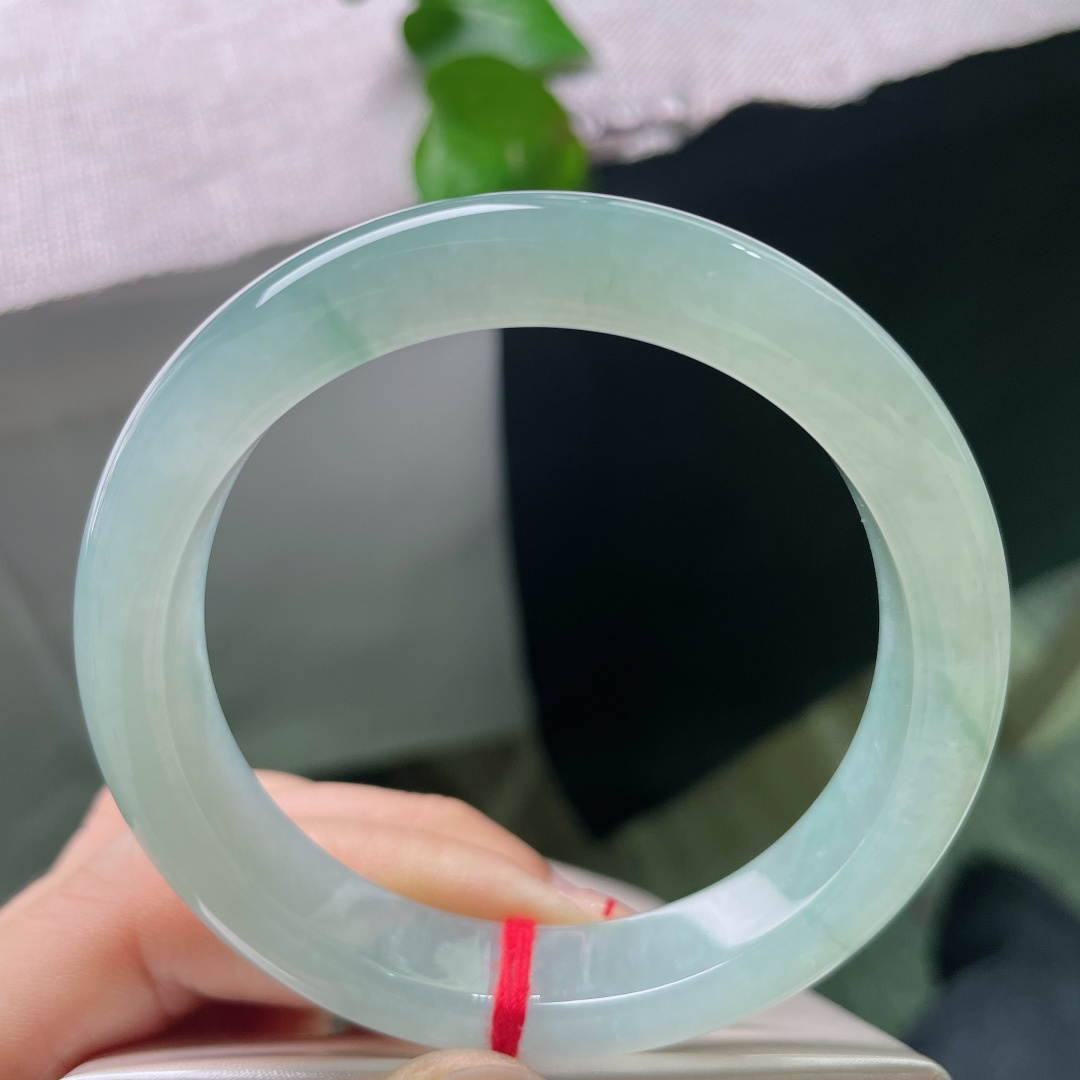 55.7/11.8/8.5，绿底正圈，无裂，种细水足纯色镯，干净素雅不挑穿搭。ss57658a