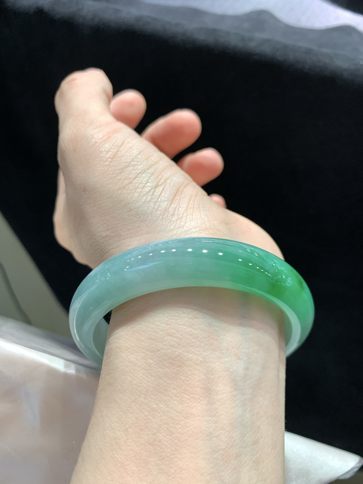 尺寸56/12.5/7.6，辣绿手镯
冰透水润细腻 清新甜美