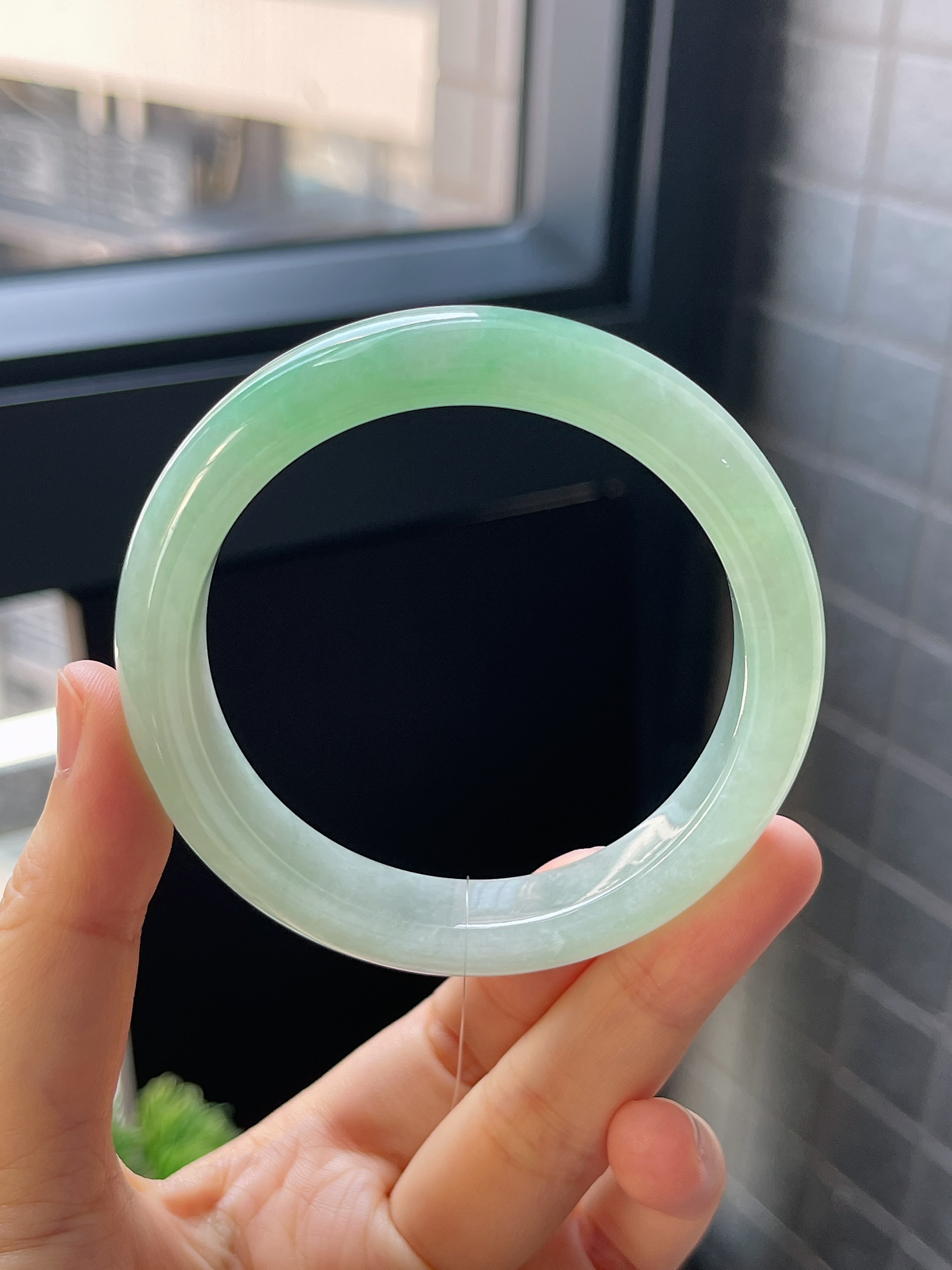 正圈55.8圈口，翡翠冰糯种飘绿手镯