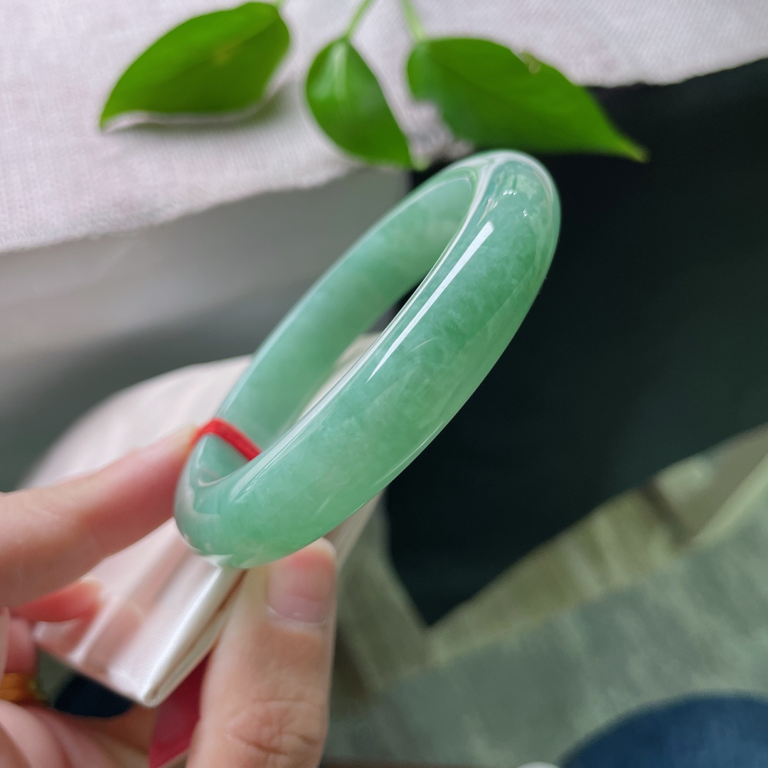 56.9/12.3/8.7绿底正圈，水润细腻，清雅，色系甜美，优雅大方，一点皮纹，ss53930a