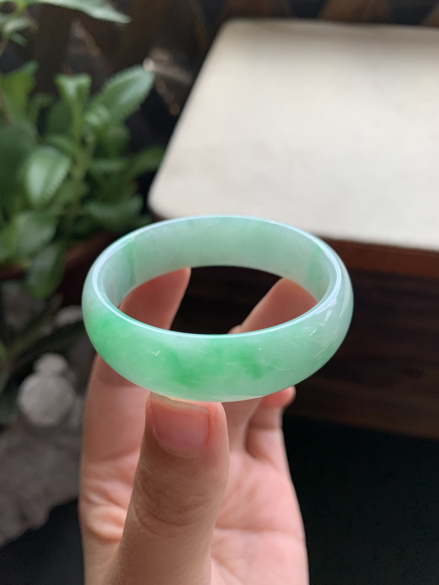 80，冰透细腻阳绿童镯，圈口42.2-13-5，胶润细糯化，冰冰透透的，种水好，颜色美，阳绿鲜艳夺目，吸睛至极，特别好看，性比高，无裂，包邮包证，不议
