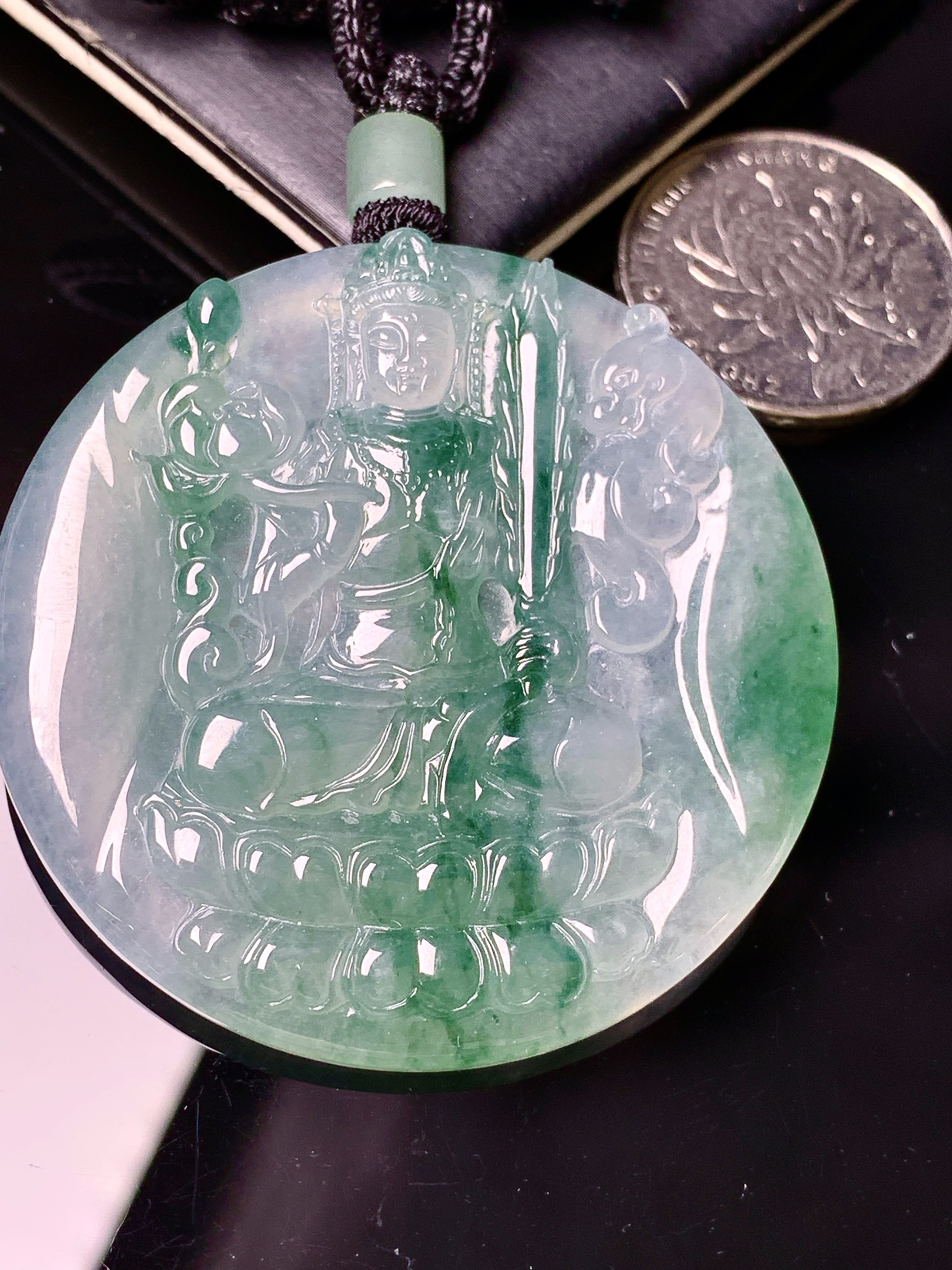 飘绿观音菩萨吊坠 玉质细腻 色泽艳丽清新 水润亮眼 整体尺寸51.2*5.8 L1
