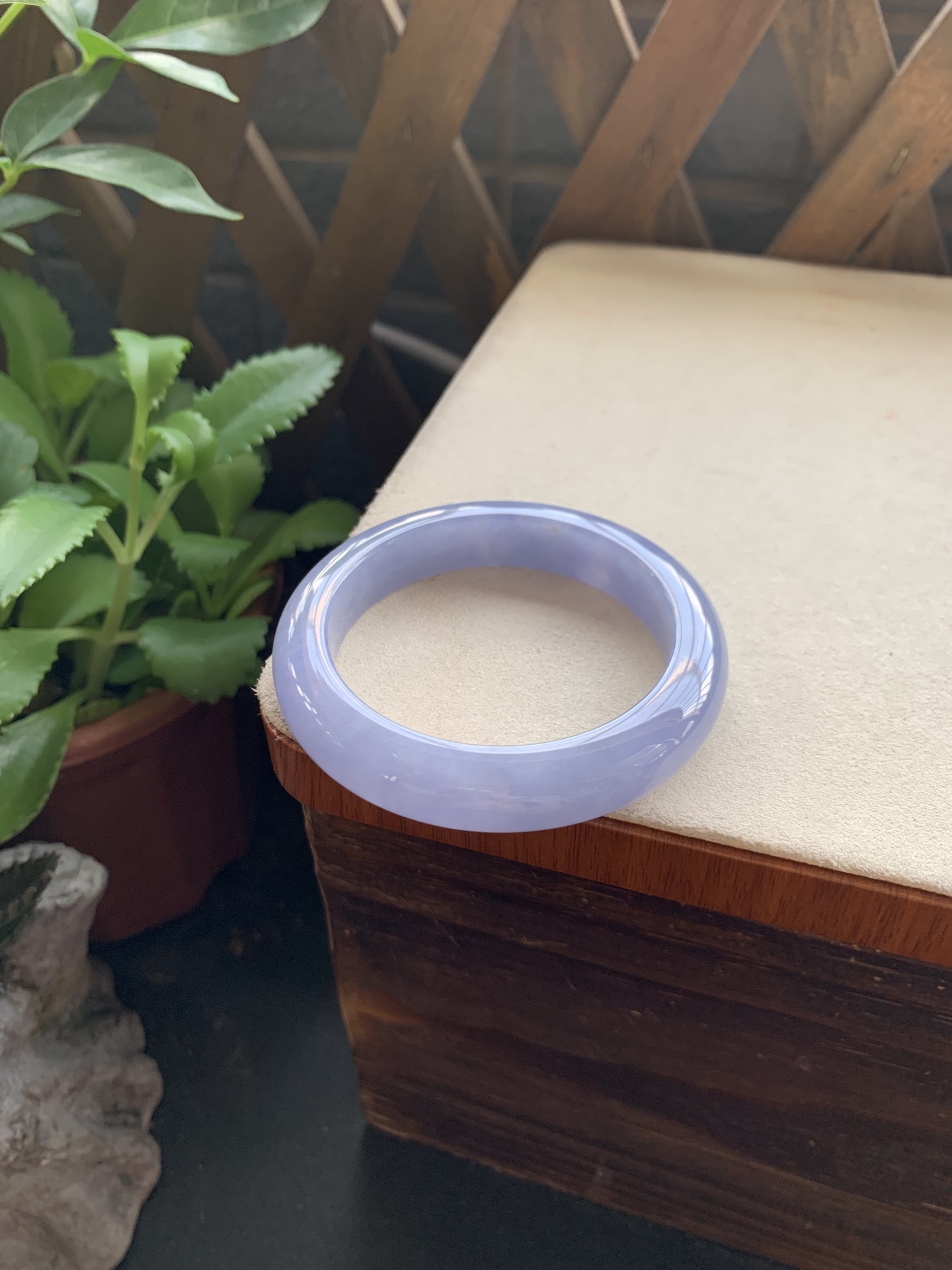 14，冰润浓紫手镯，圈口55-11.9-9.5，种老起胶，玉质冰透细腻，种水好，颜色美，冰紫浓郁无比，见光不失色，美极了，特别好看，性比高，棉线不显，24小时鉴赏期，可退换