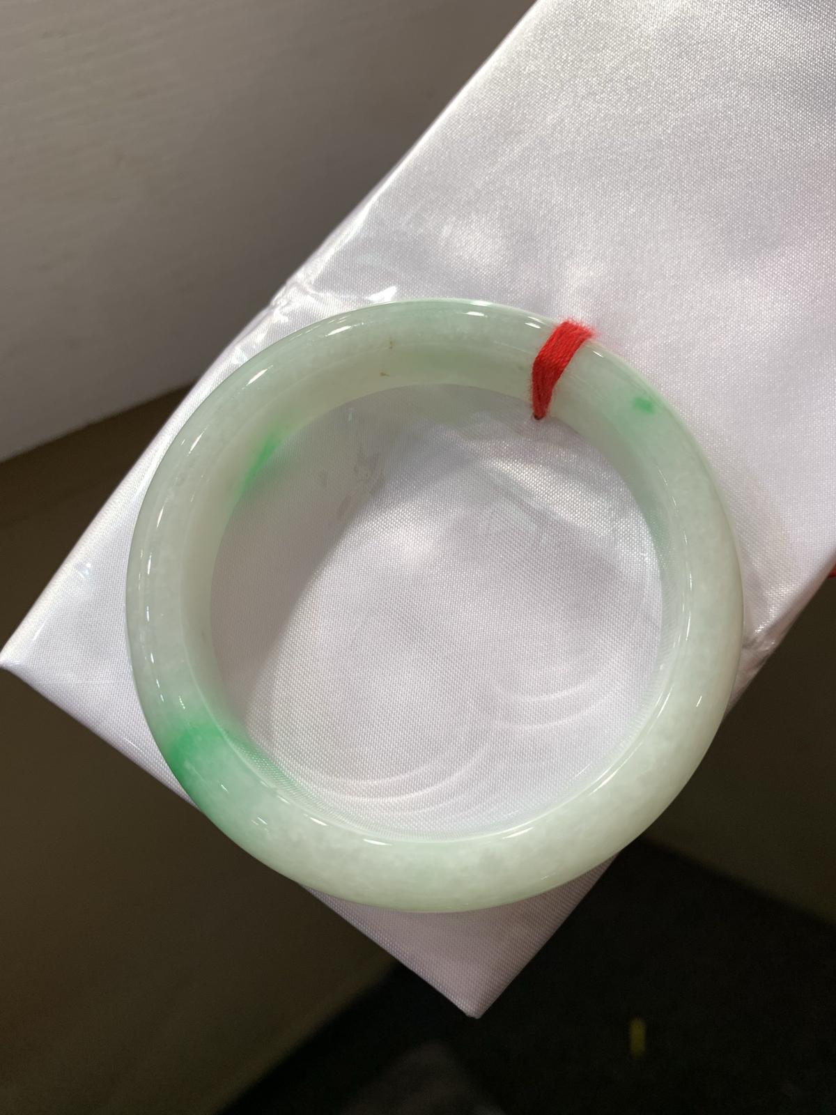 尺寸55.6/13.5/10.5，带色手镯
水润细腻 清新甜美