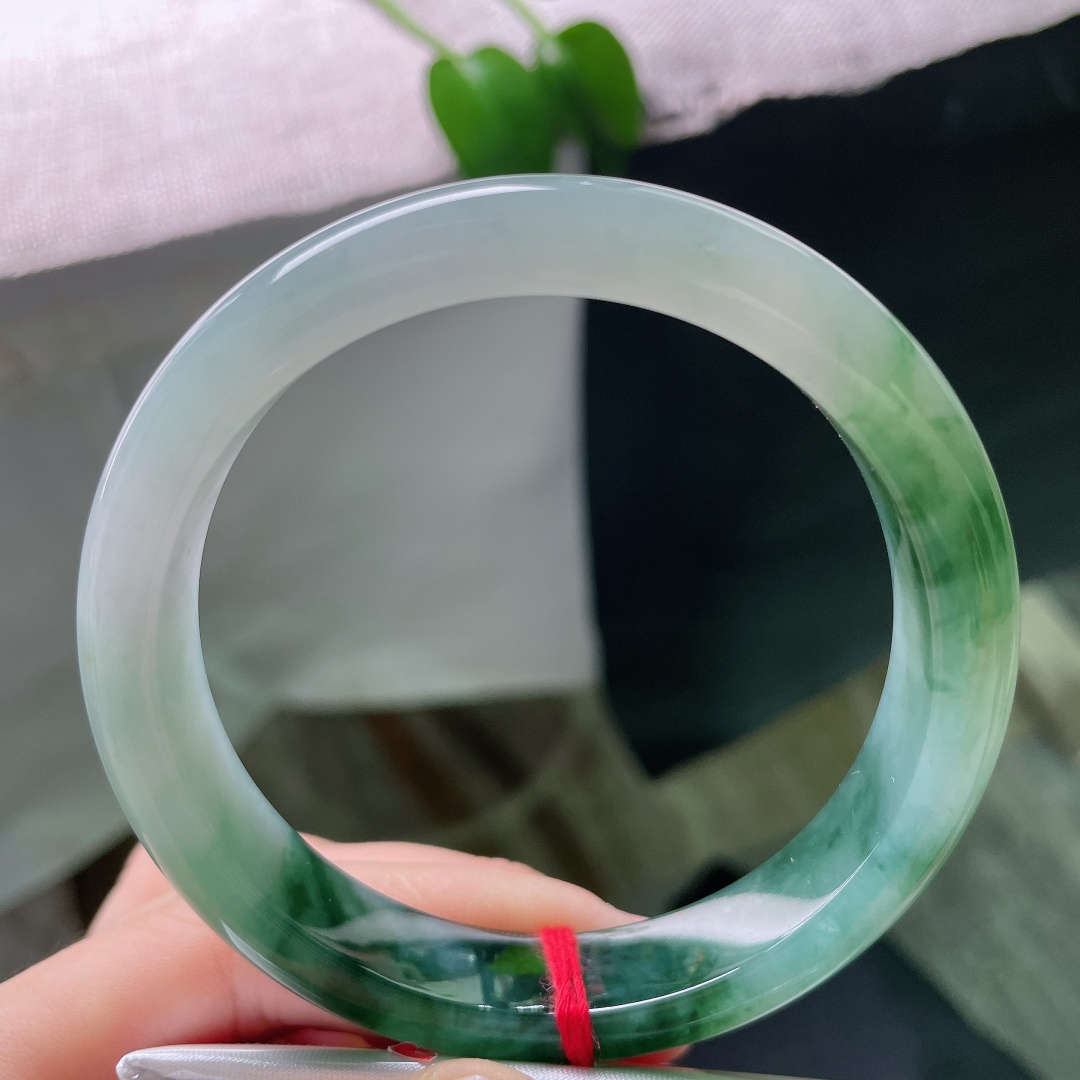 60.2/12.5/9.1，飘花正圈，无裂，玉质通透温润，半圈舒展灵动的飘花如远山含黛，像把一幅江南