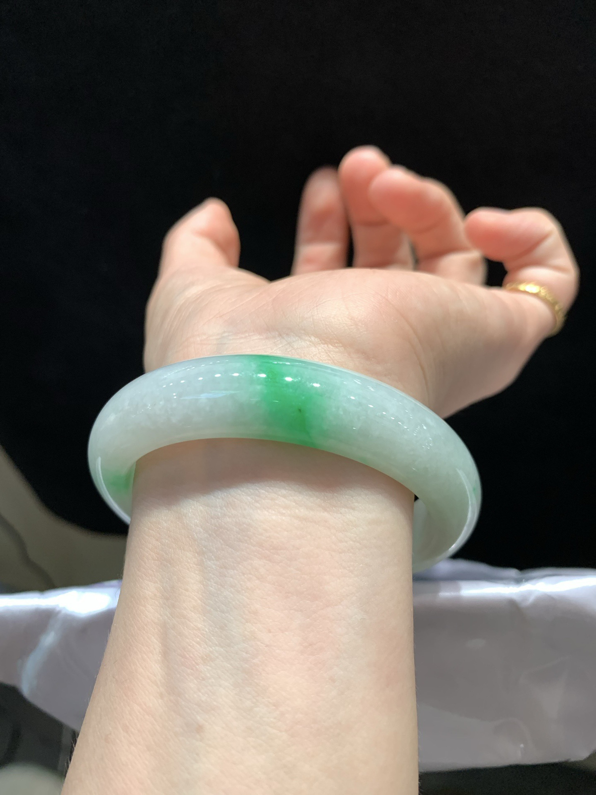 尺寸55.6/13.5/10.5，带色手镯
水润细腻 清新甜美
