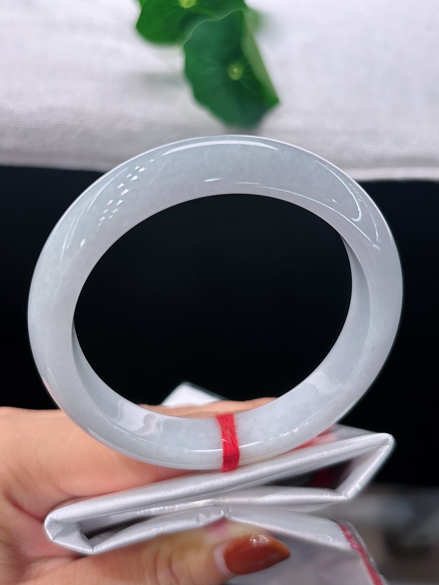 天然翡翠手镯，圈口56.3/12.2/8.7，正圈素净柔白，几点淡黄似落星轻缀，温润莹泽，漾着温婉悠