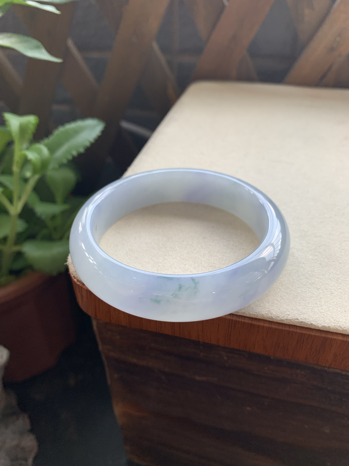 39，冰透细腻莫奈紫飘花手镯，圈口55.4-14.2-8.3，种老起冰起胶感，玉质莹润细腻，种水好，莫奈紫色梦幻清冷，花色点缀，唯美动人，特别好看，性比高，无裂，24小时鉴赏期，可退换