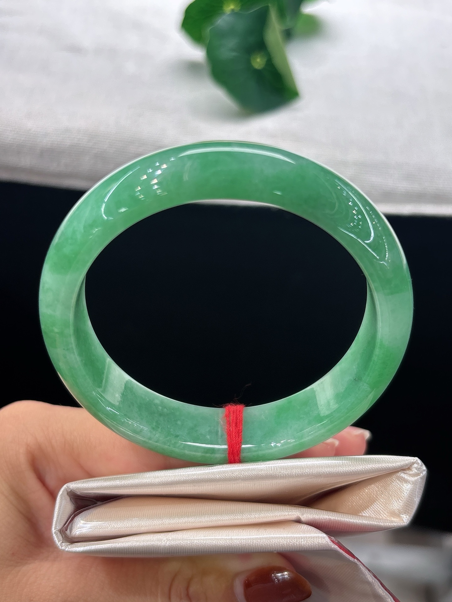 天然翡翠手镯，圈口57.8/14/8.3，正圈翠色悠然，恰似芳草染于玉肌，透着明媚雅致的风韵