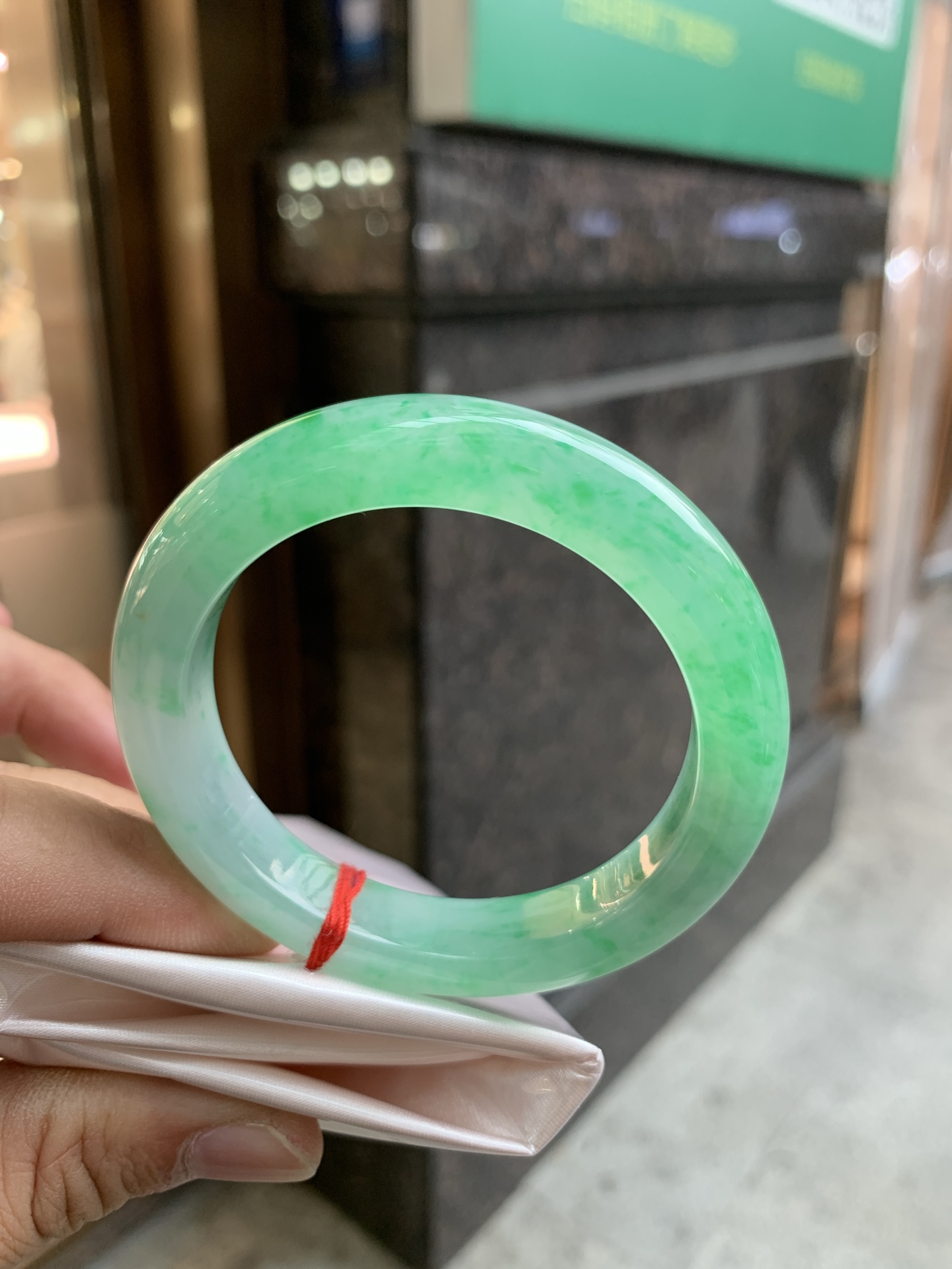 阳绿花正圈 52-10.9-9.2 1008-N1719-1 颜色鲜艳，种水冰润 有纹