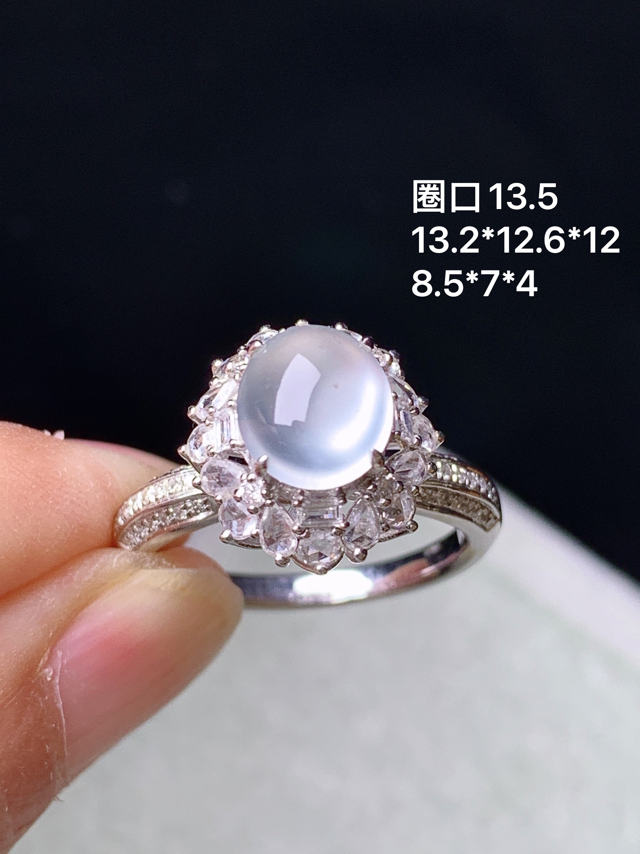 18k金钻镶嵌冰种蛋面戒指 玉质细腻 色泽艳丽清新 水润亮眼 圈口13.5 整体尺寸13.2*12.6*12 b6