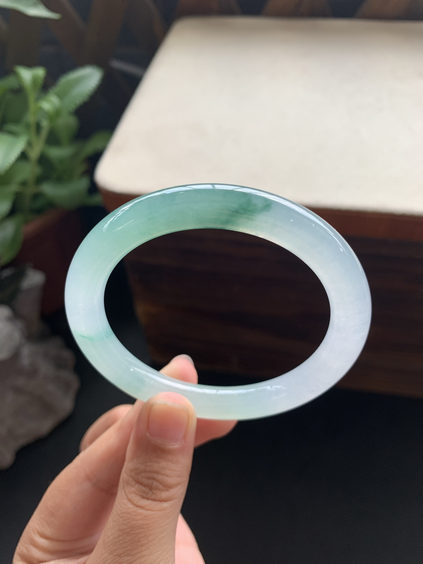 23，冰胶圆条飘花手镯，圈口：55-8.7-8.9，白云深处有人家，腕间藏着春意在，巨美，绿花灵动自然，金典圆条设计百搭耐看，光影之下，光泽自现，四季流转，谁带谁好看，小小皮纹微扣，性比超高，24小时鉴赏期，可退换