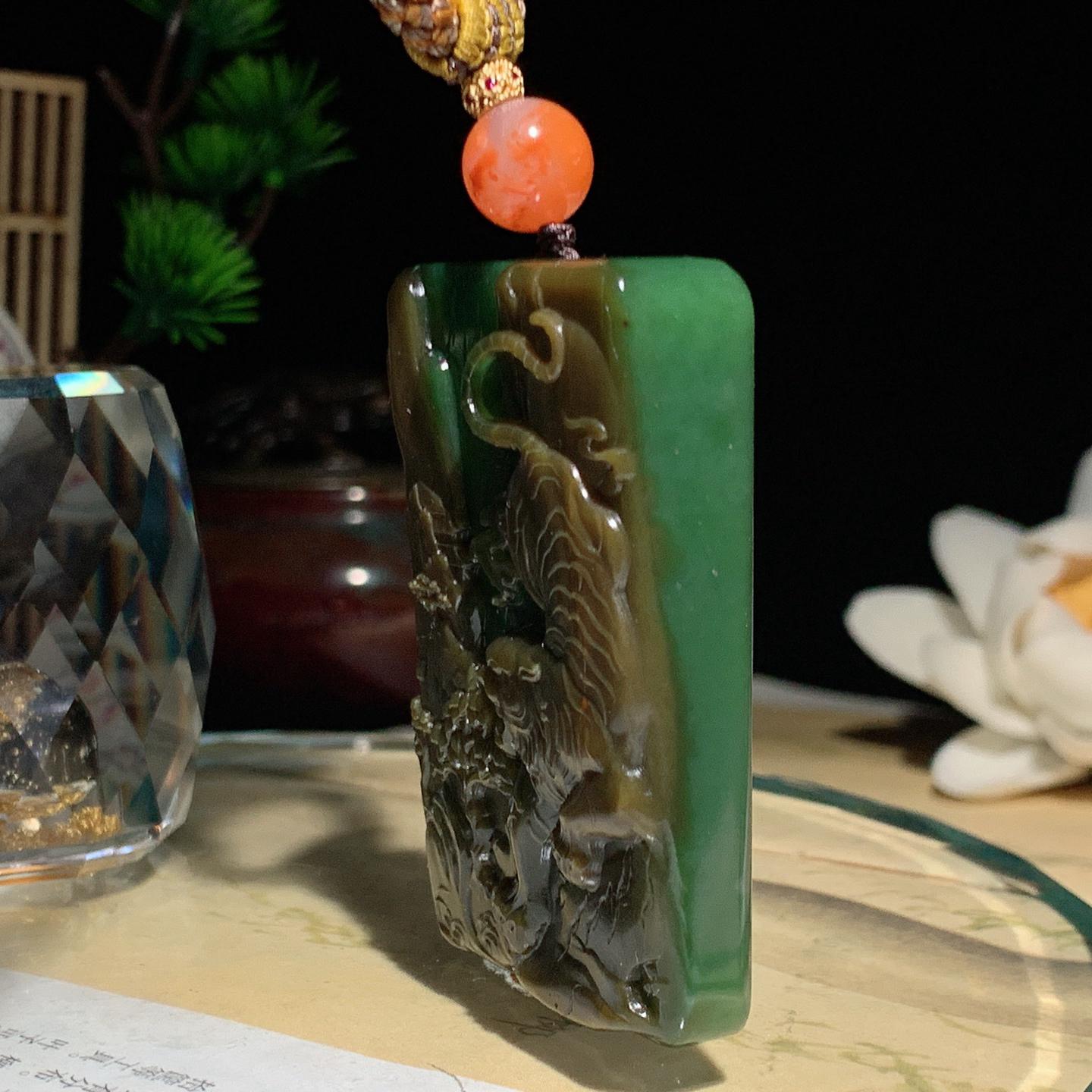 1和田玉阳绿俄罗斯碧玉虎虎生威老虎挂件。尺寸57/37/12重72.5克。玉质细腻油润。手推出油。佩戴高端典雅。lt2601008