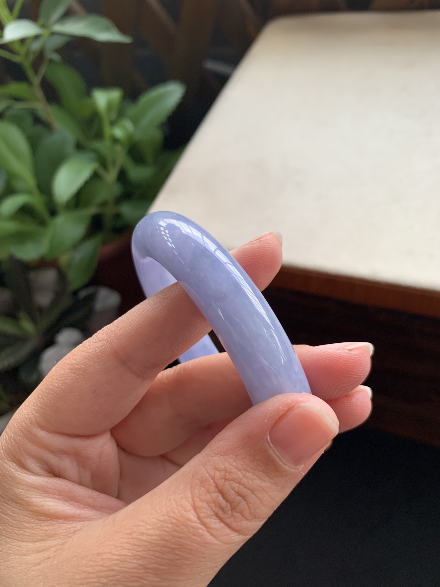 14，冰润浓紫手镯，圈口55-11.9-9.5，种老起胶，玉质冰透细腻，种水好，颜色美，冰紫浓郁无比，见光不失色，美极了，特别好看，性比高，棉线不显，24小时鉴赏期，可退换