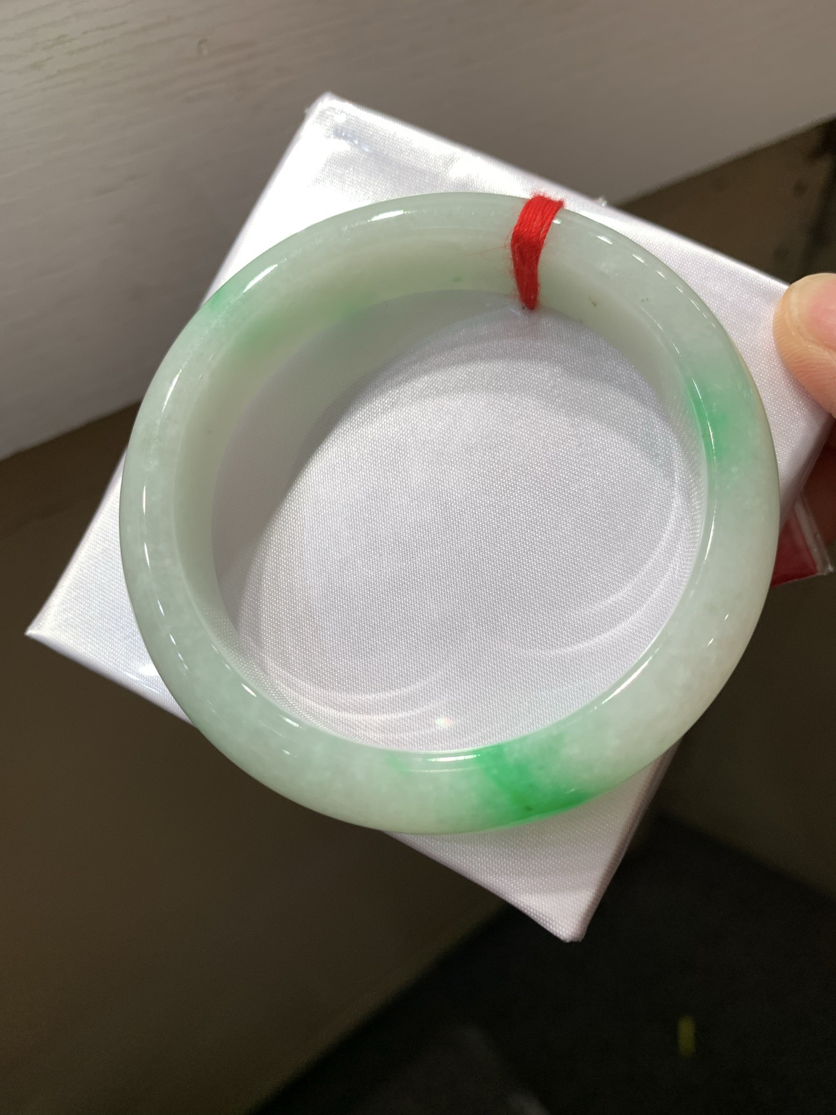 尺寸55.6/13.5/10.5，带色手镯
水润细腻 清新甜美