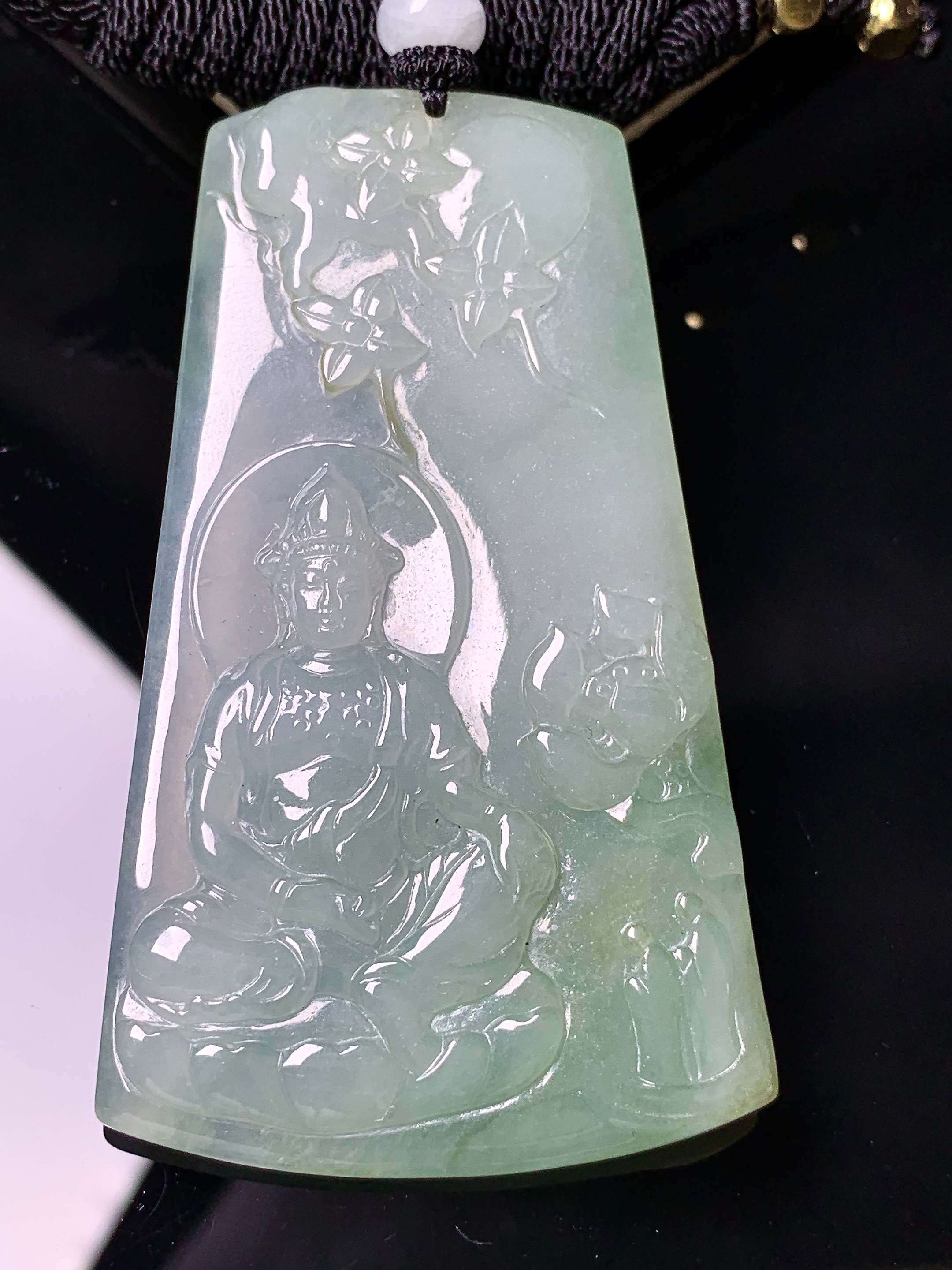 飘绿度母观音菩萨吊坠 玉质细腻 色泽艳丽清新 水润亮眼 整体尺寸66*38.5*5.6 L1