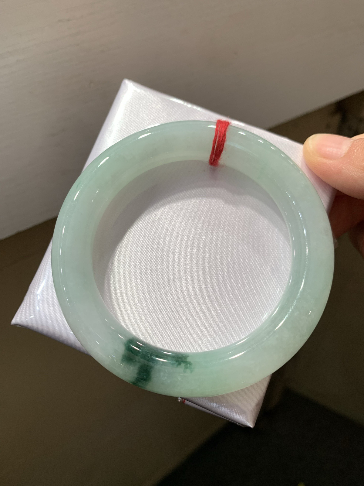 尺寸57.2/11.6，飘花圆条手镯
冰透水润细腻 清新甜美