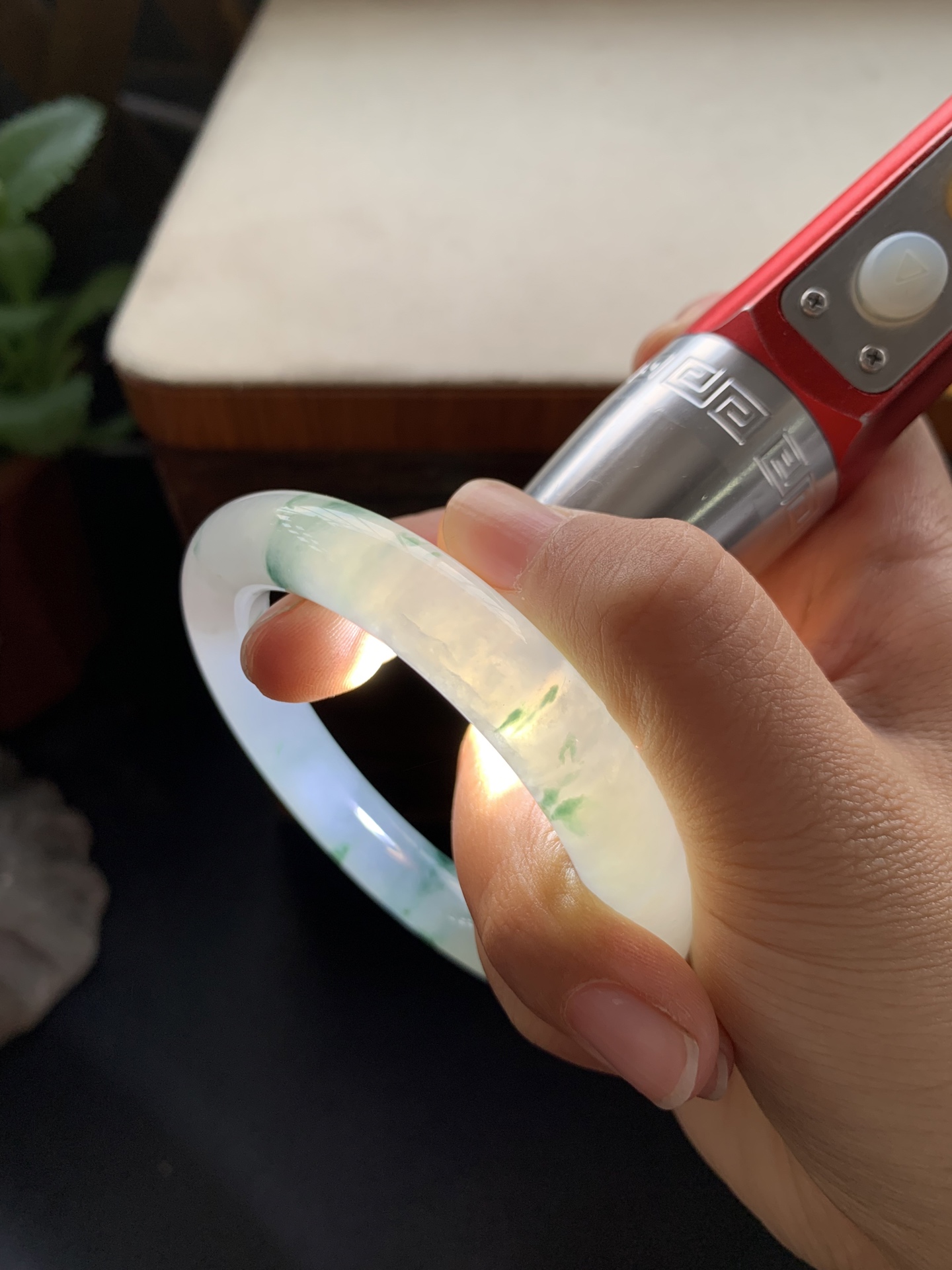 20，冰润细腻飘花圆条手镯，圈口54.4-10.2-10.4，透手感好，种老肉细，起胶感，种水好，飘花灵动飘逸，意境感满满，特别好看，性比高，棉线不显，24小时鉴赏期，可退换