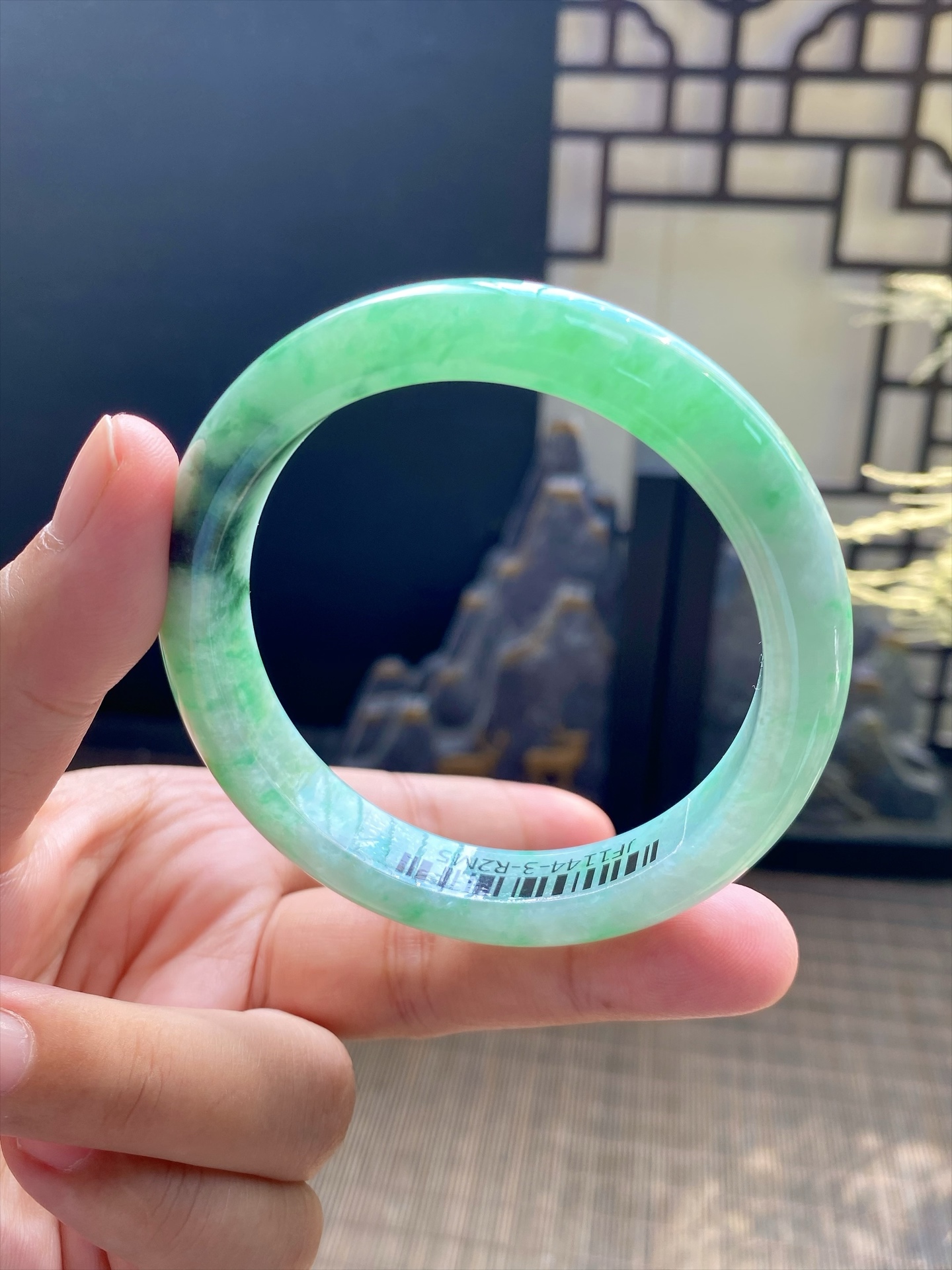 果绿底飘花手镯胚 尺寸56-8-12 编号JF1144-3 有裂