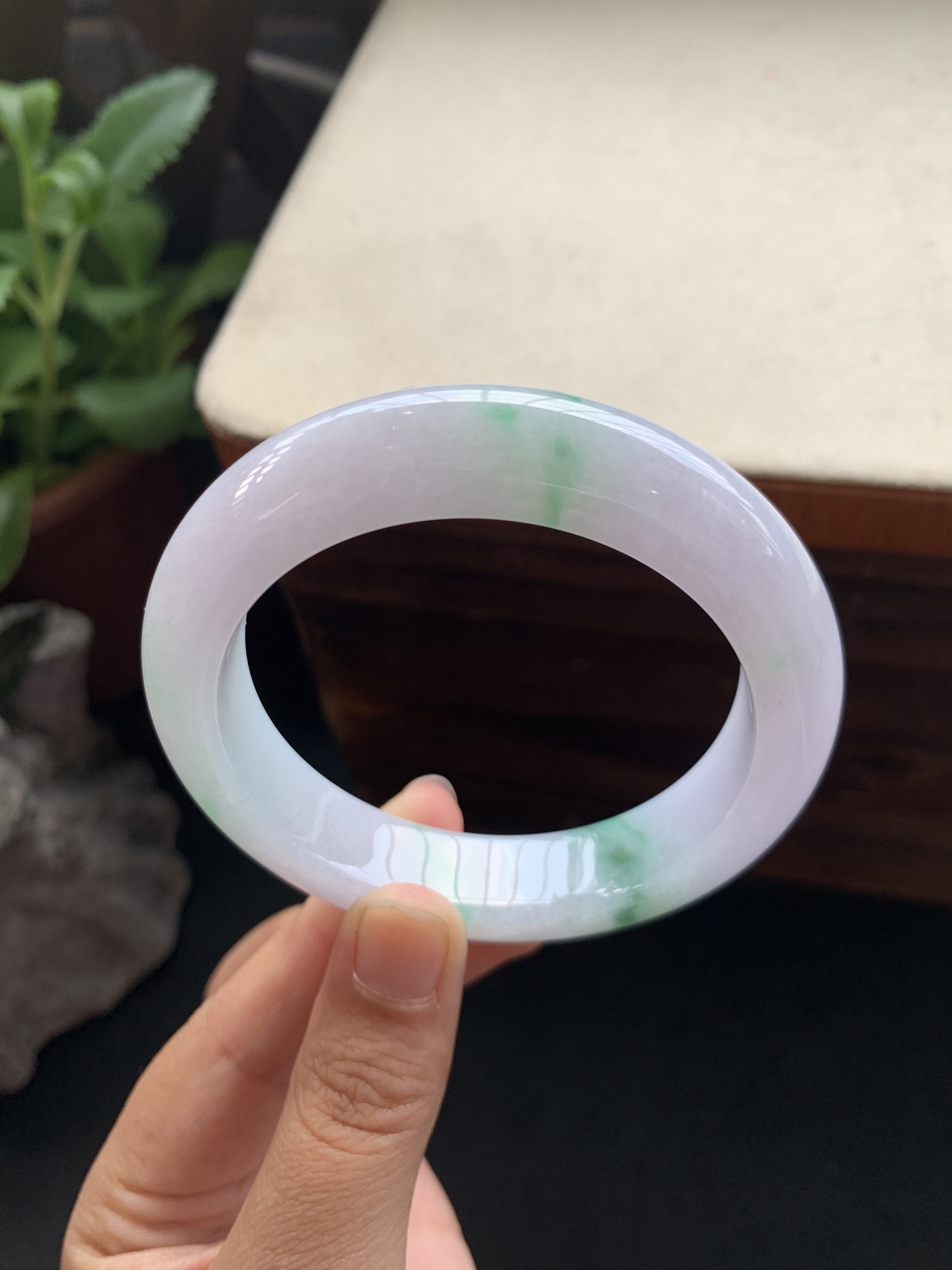 50，冰透细腻飘花手镯，圈口55.7-13-9.5，胶润细糯化，种水好，飘花灵动飘逸，水灵灵的，推荐款，特别好看，性比高，小棉丝可忽略，24小时鉴赏期，可退换