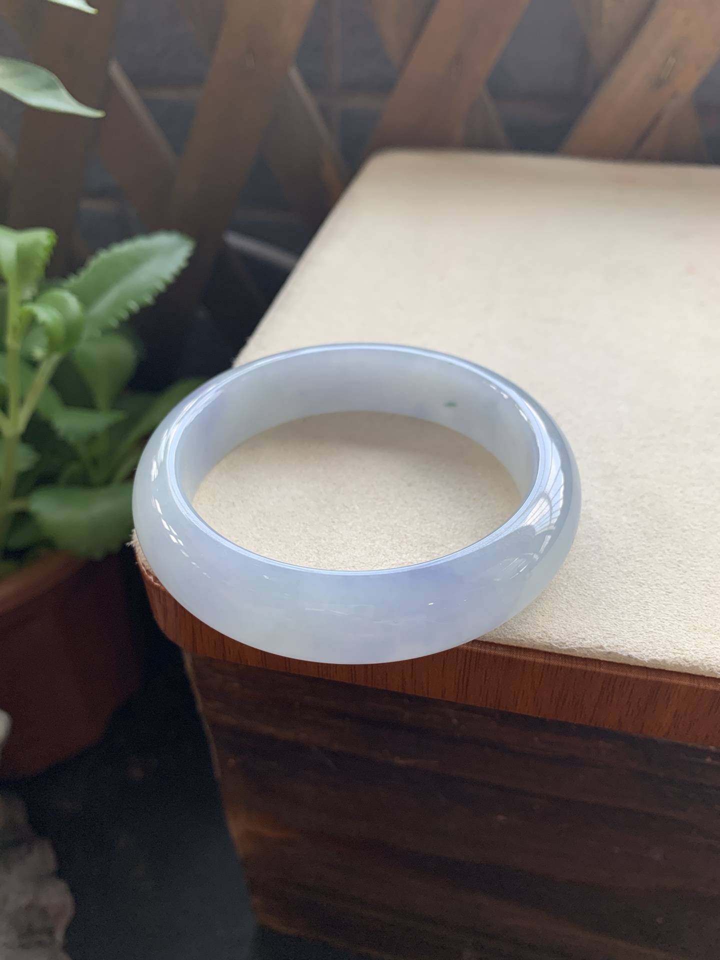 39，冰透细腻莫奈紫飘花手镯，圈口55.4-14.2-8.3，种老起冰起胶感，玉质莹润细腻，种水好，莫奈紫色梦幻清冷，花色点缀，唯美动人，特别好看，性比高，无裂，24小时鉴赏期，可退换