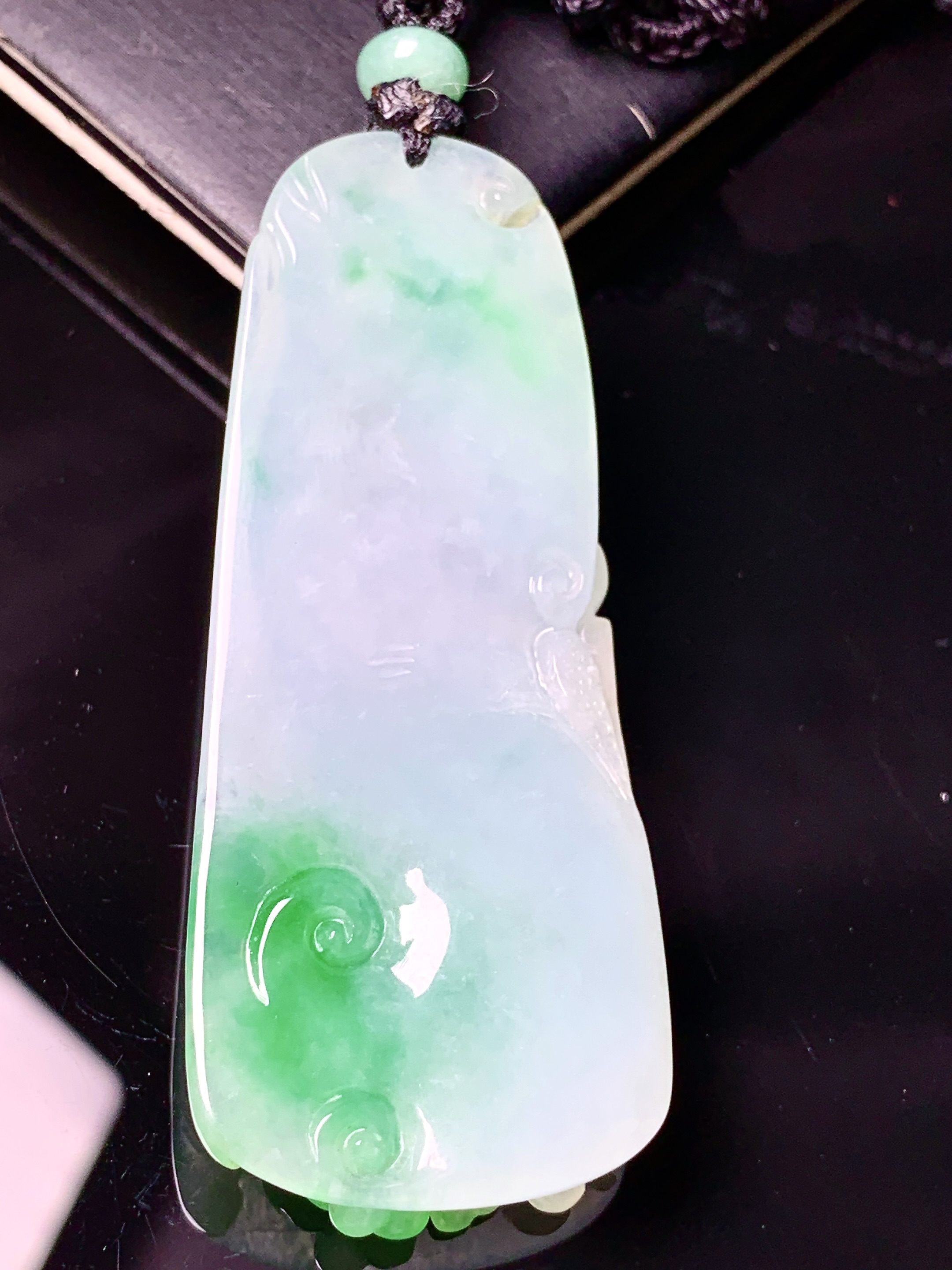 飘绿梅花鹿牌吊坠 玉质细腻 色泽艳丽清新 水润亮眼 整体尺寸60.5*25.2*8 L1
