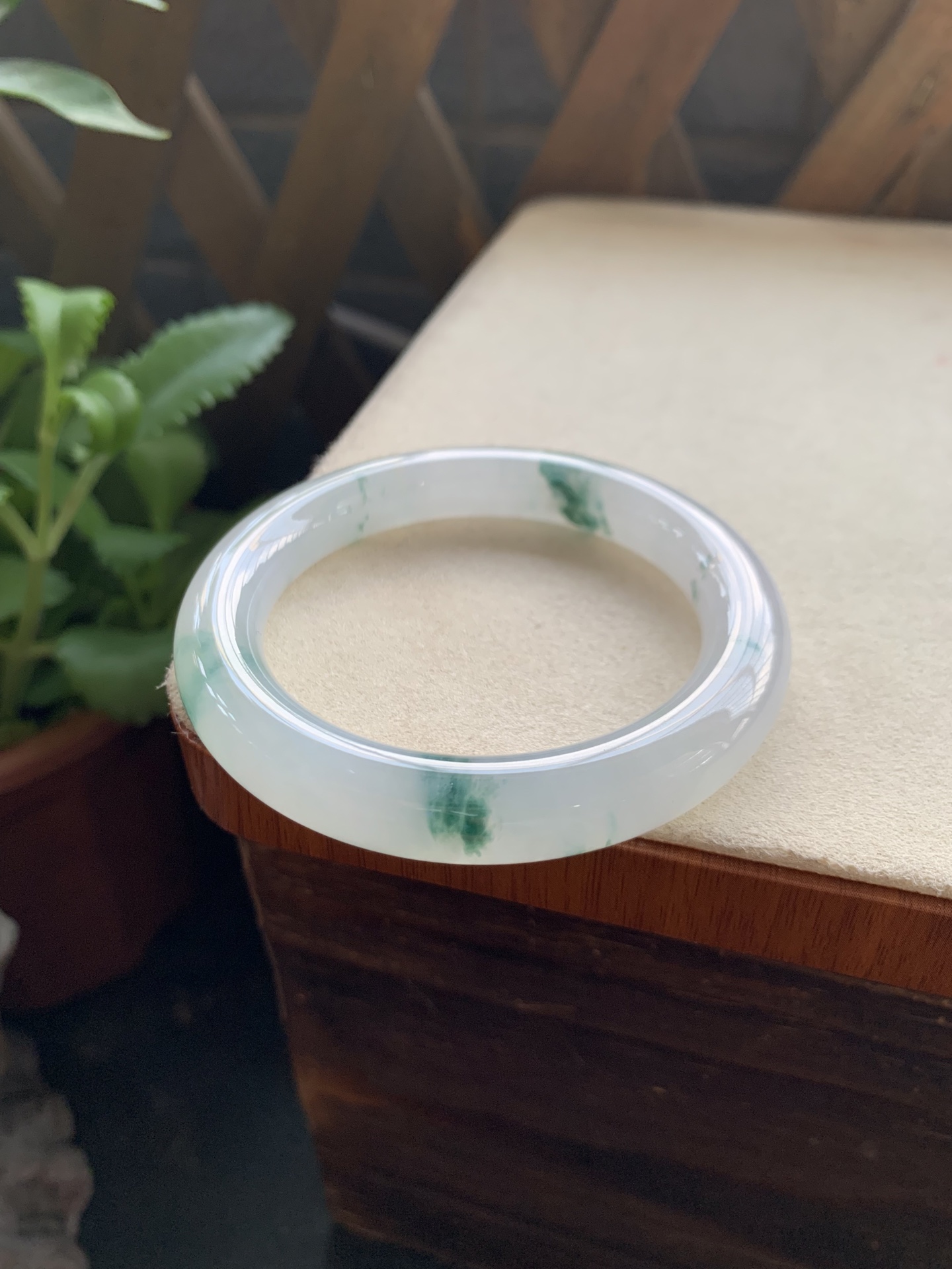 20，冰润细腻飘花圆条手镯，圈口54.4-10.2-10.4，透手感好，种老肉细，起胶感，种水好，飘花灵动飘逸，意境感满满，特别好看，性比高，棉线不显，24小时鉴赏期，可退换