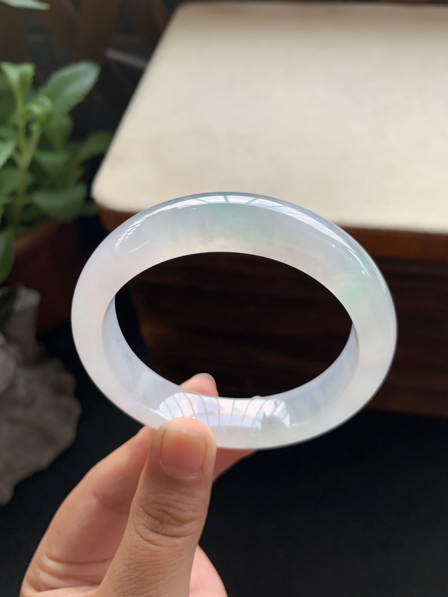 13，冰种细腻葡萄肉手镯，圈口53.5-12.8-8，胶感十足，通透感强，肉质如荔枝般冰润细腻，种水