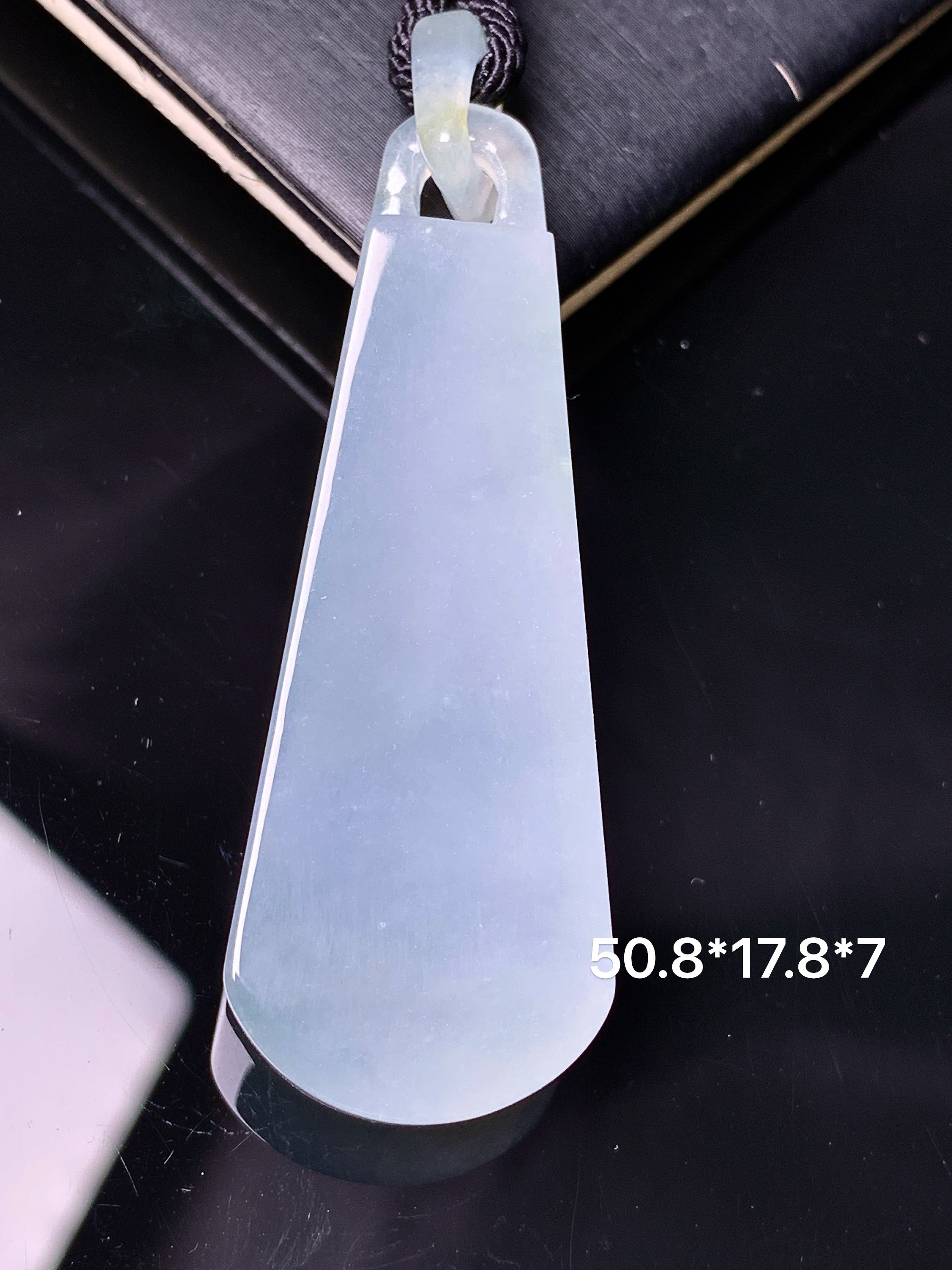 冰种无事牌吊坠 玉质细腻 色泽艳丽清新 水润亮眼 整体尺寸50.8*17.8*7 L1