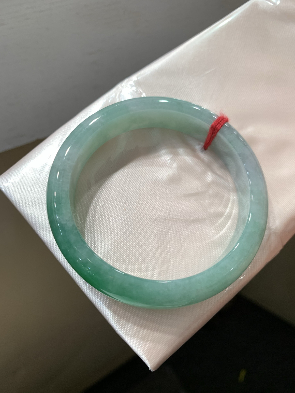 尺寸56/12.5/7.6，辣绿手镯
冰透水润细腻 清新甜美