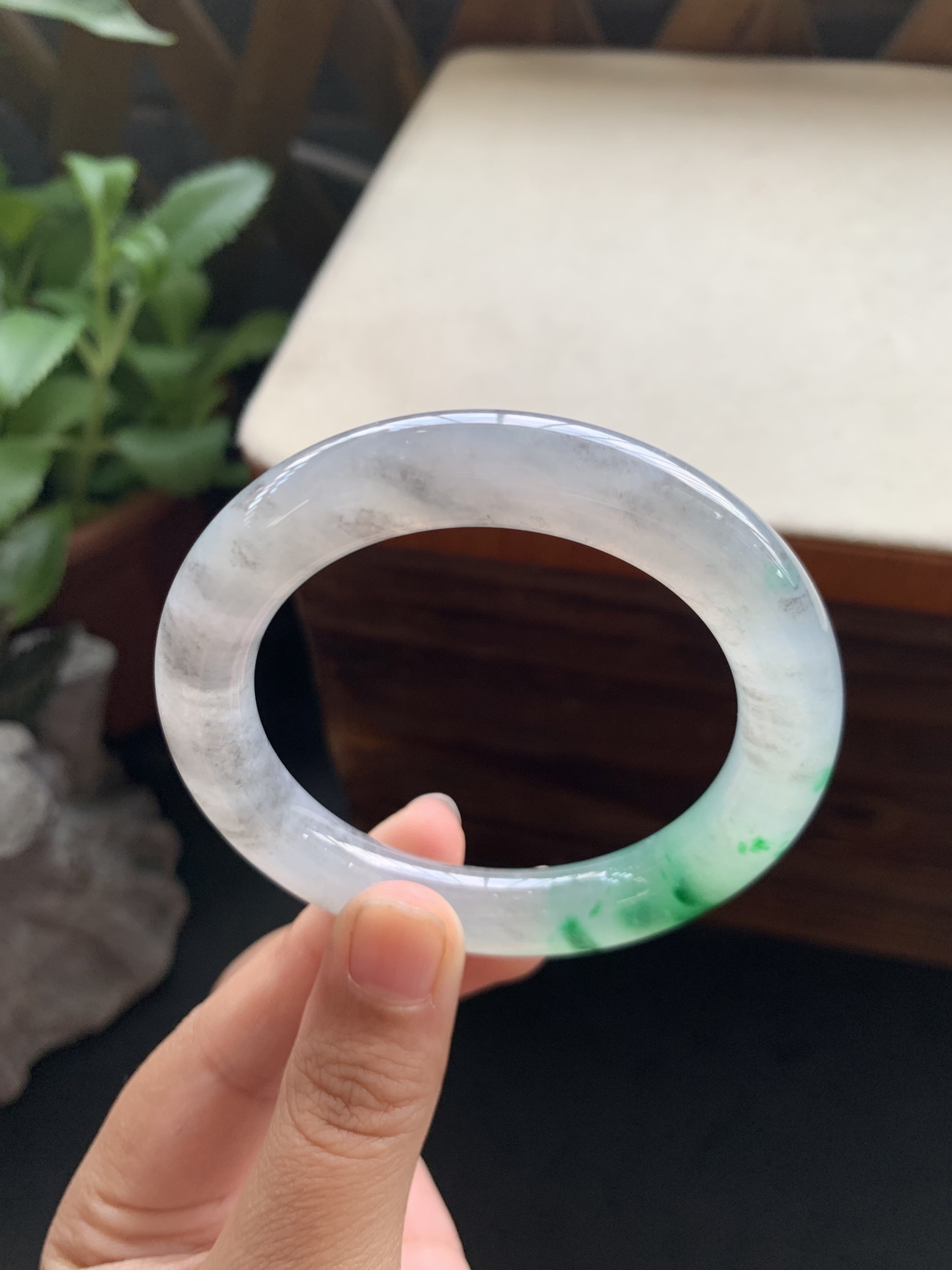 18，冰种胶润乌鸡飘绿手镯，圈口52-10.2-10.2，冰透胶润，种老肉细，莹润通透，头手指，水灵水灵的，乌鸡飘绿特色镯，特色十足，棉丝不显，24小时鉴赏期，可退换