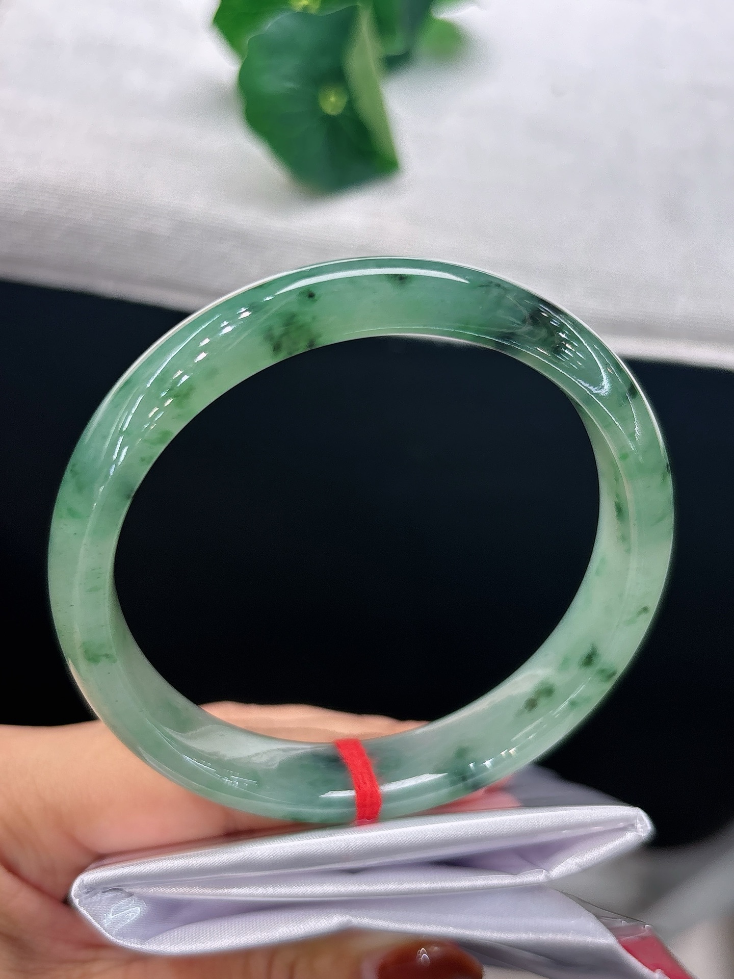 天然翡翠手镯，圈口62.3/12.5/7.8，正圈冰润飘花，墨绿飘花清逸灵动，自带诗意气韵，无裂