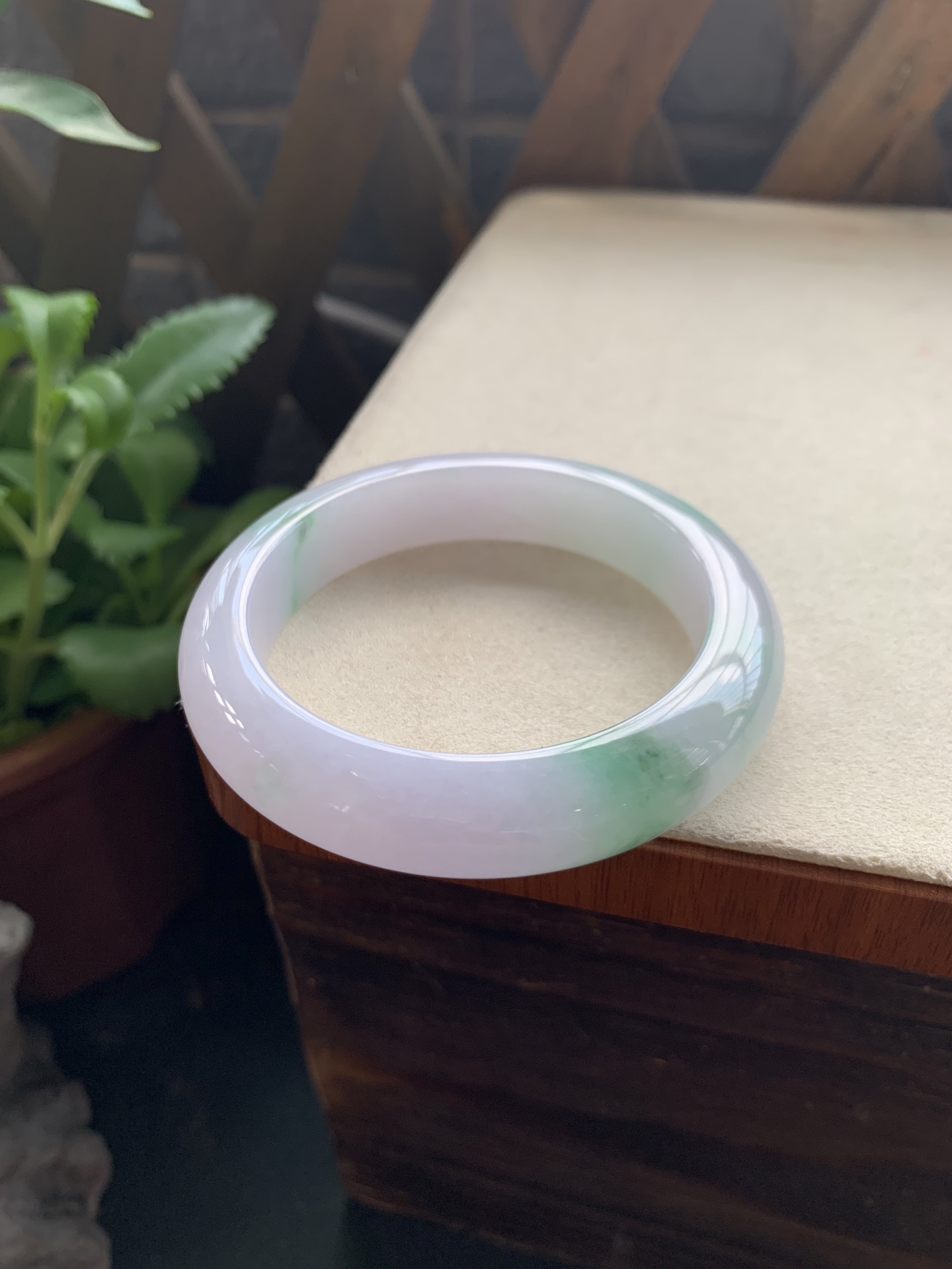 50，冰透细腻飘花手镯，圈口55.7-13-9.5，胶润细糯化，种水好，飘花灵动飘逸，水灵灵的，推荐款，特别好看，性比高，小棉丝可忽略，24小时鉴赏期，可退换