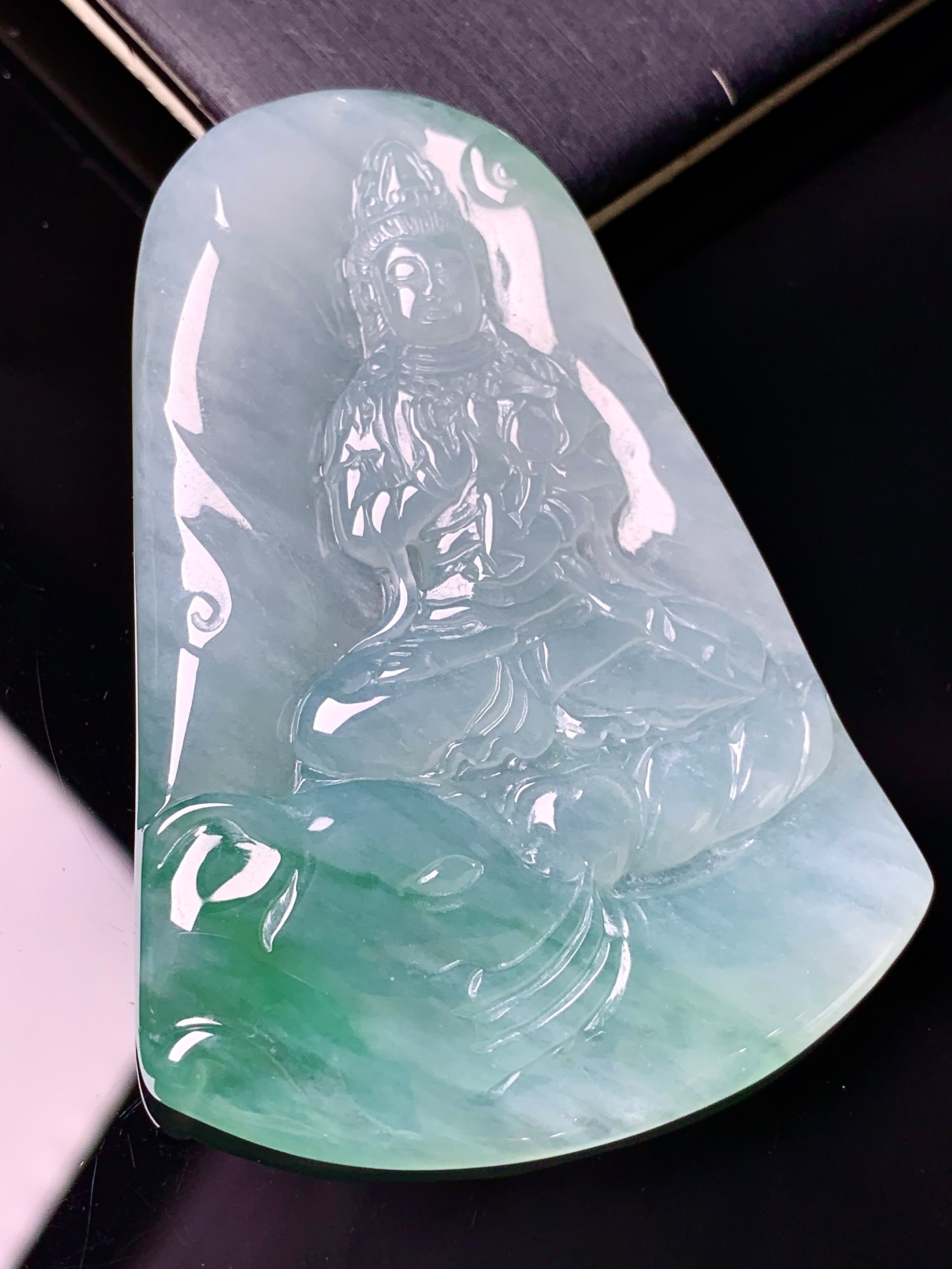 飘绿观音菩萨吊坠 玉质细腻 色泽艳丽清新 水润亮眼 整体尺寸60.6*42.3*5.5 h3